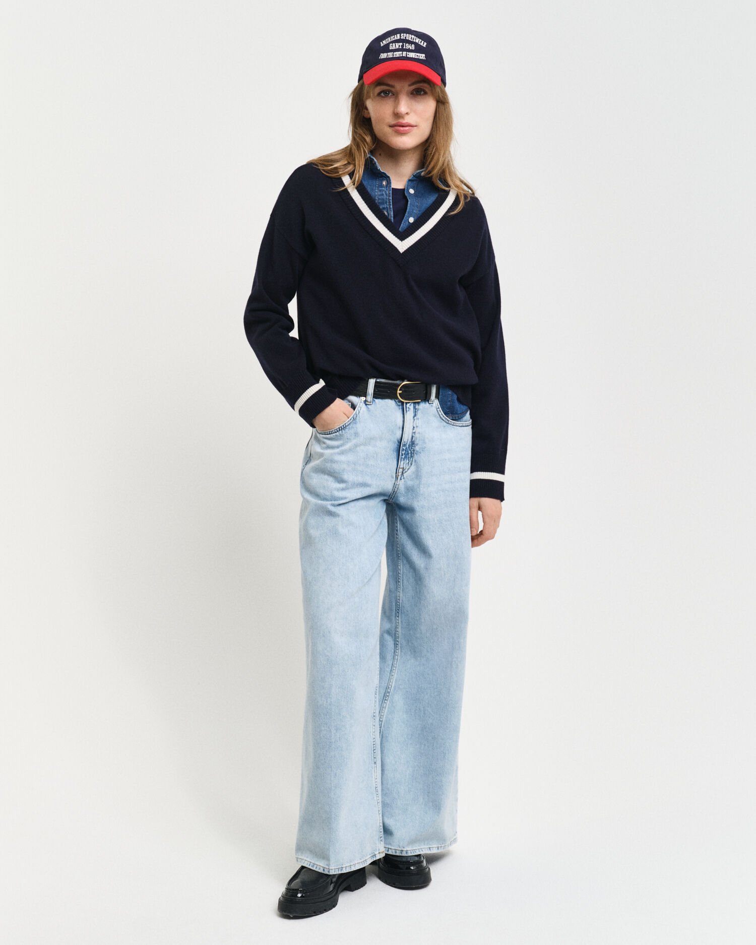 Superfine Lambswool V-Neck Pullover mit Kontrast