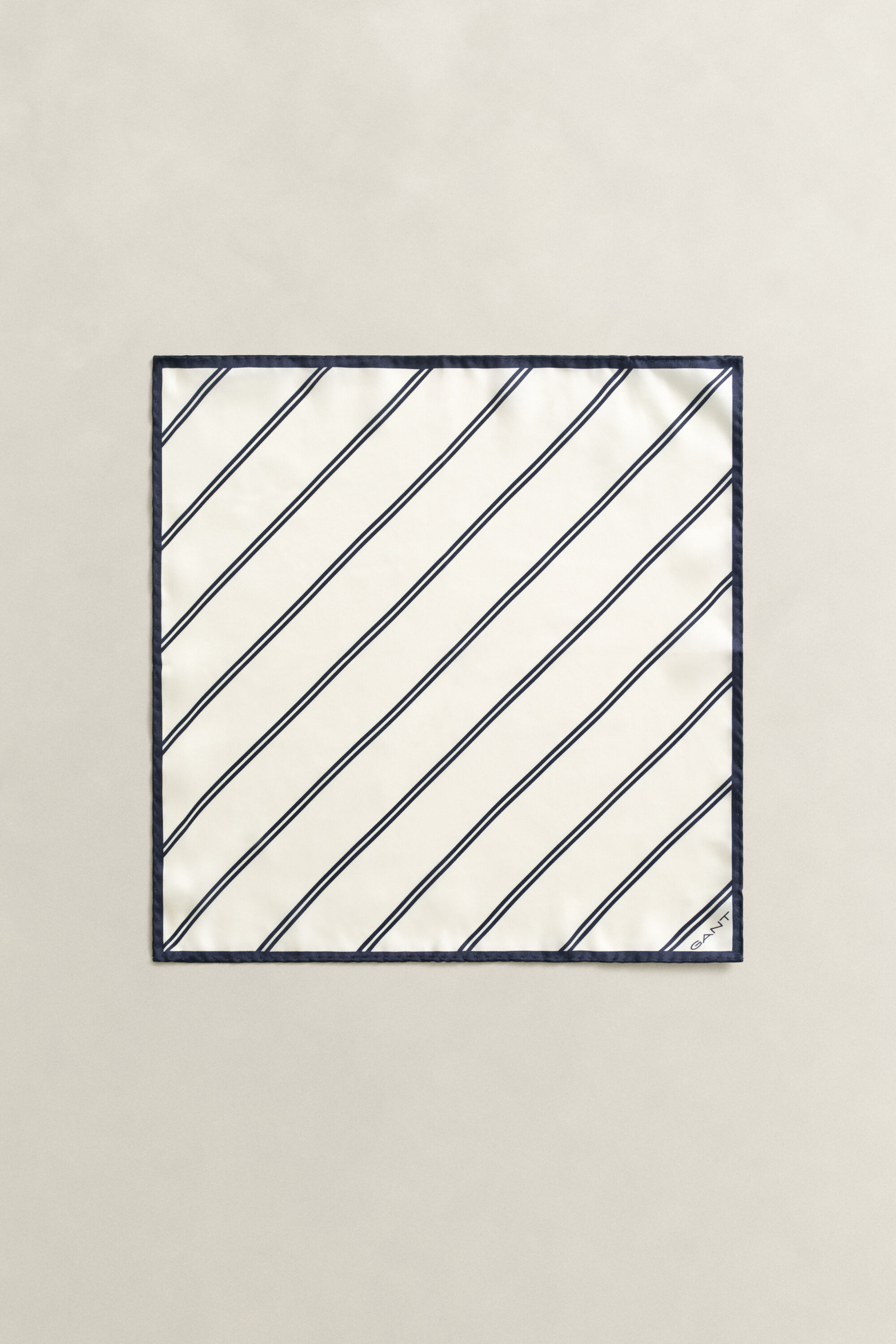 Gestreiftes Einstecktuch