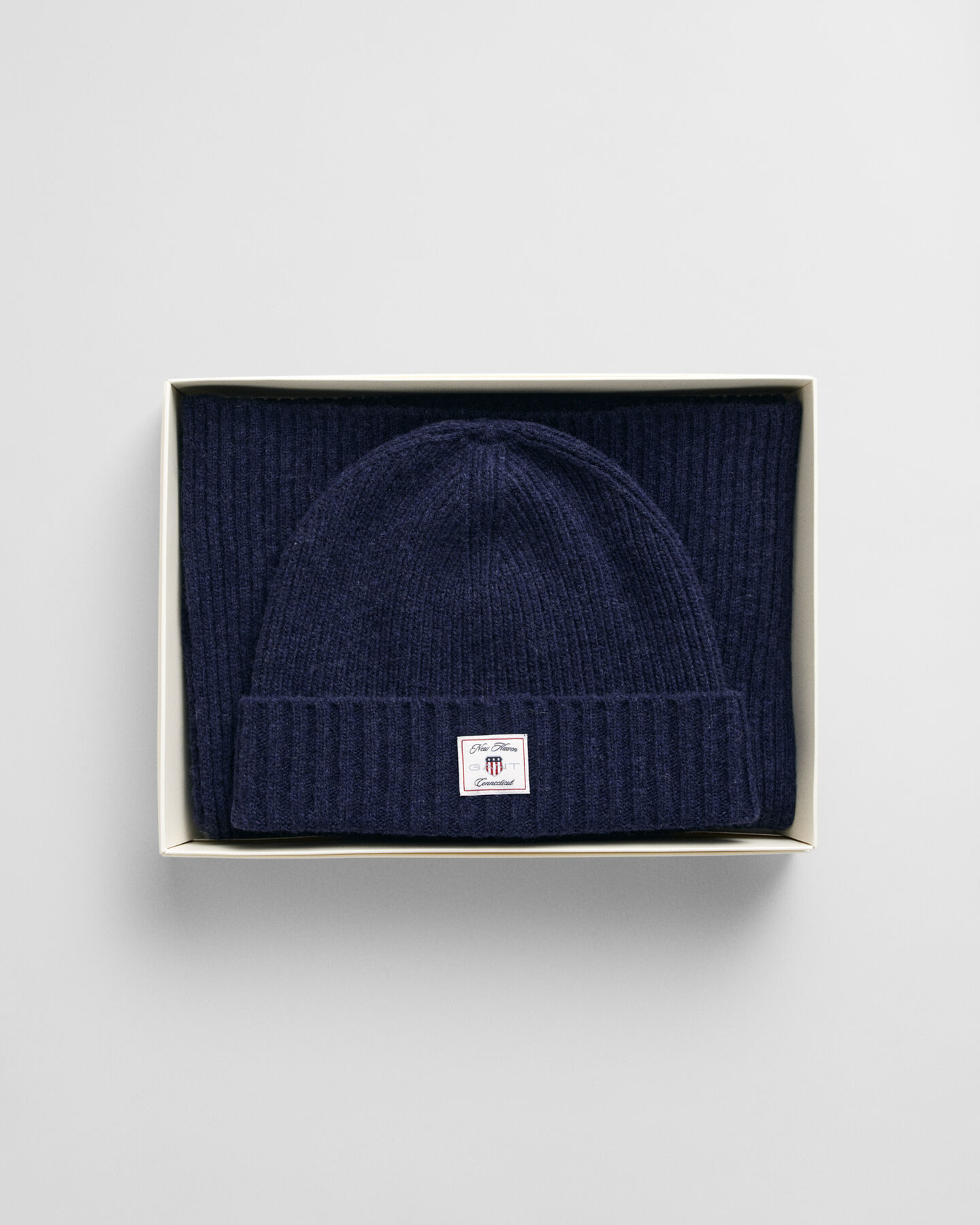 Beanie und Schal aus Wolle im Geschenkset