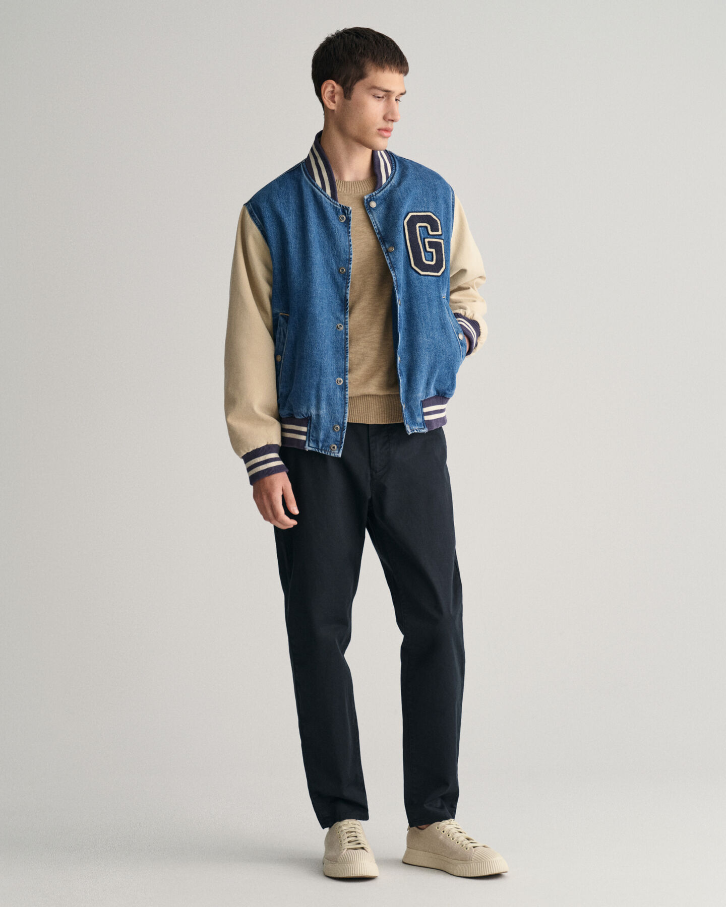 Schmal zulaufende Twill Chinohose