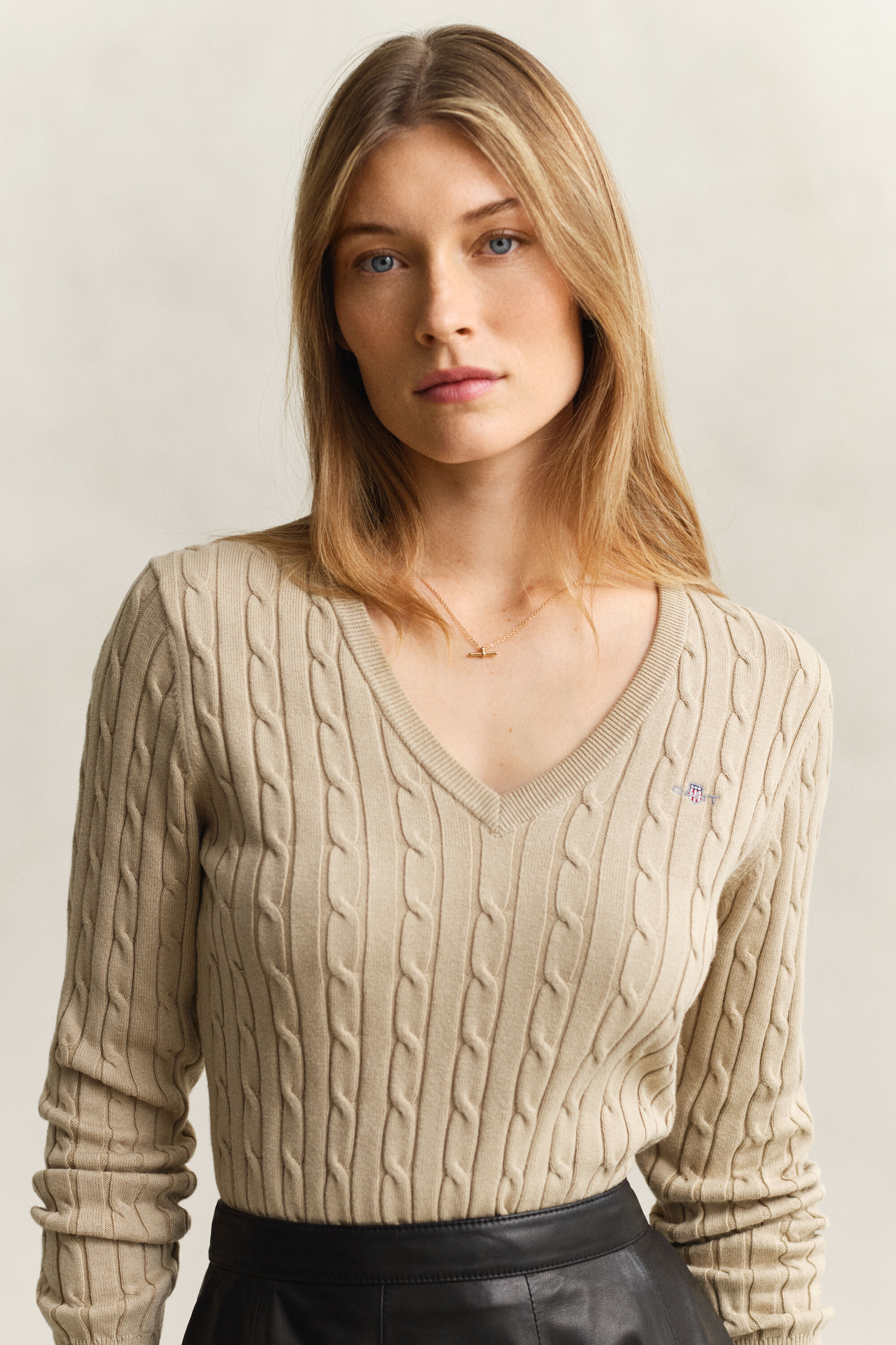 Maglia con scollo a V a trecce