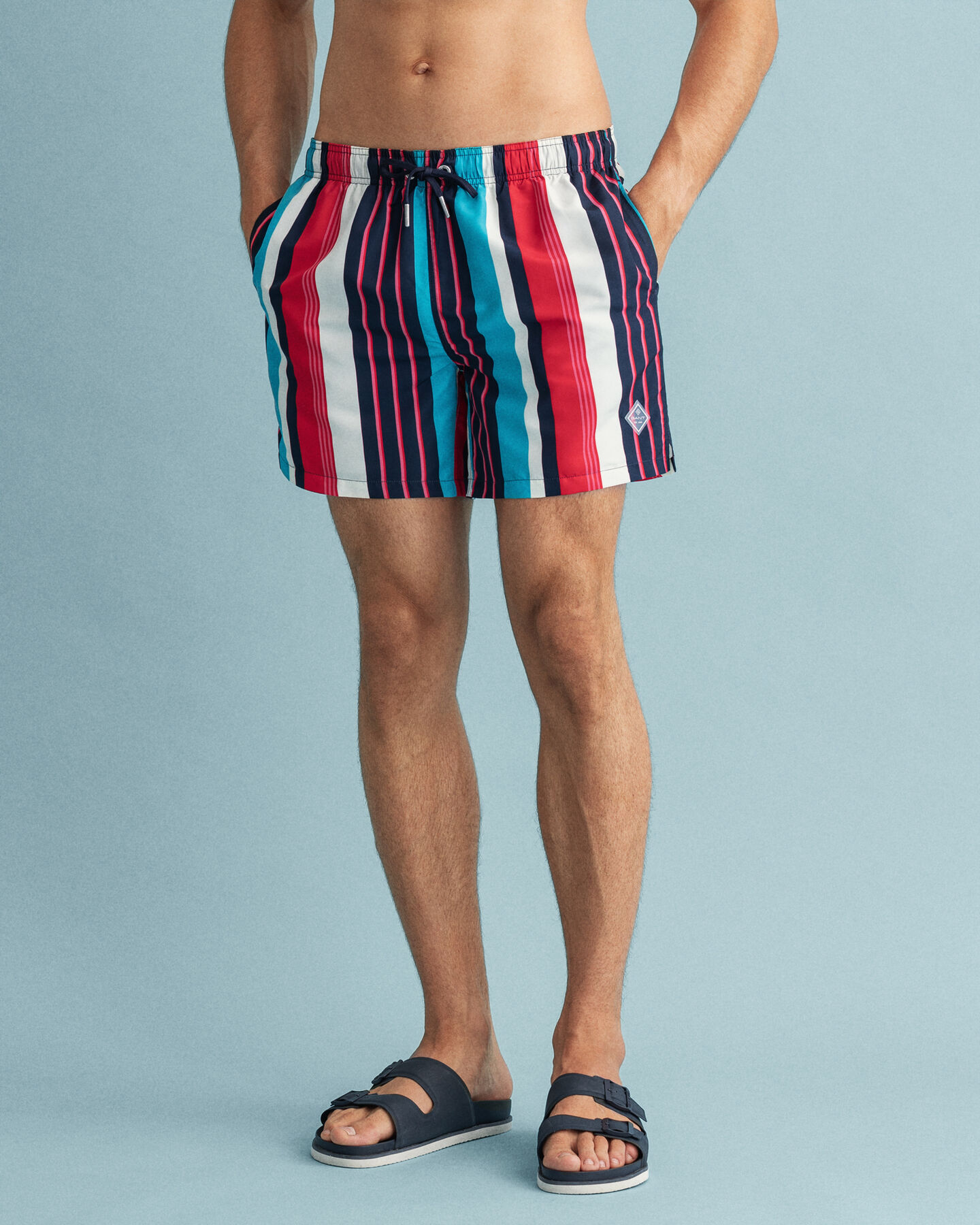 Classic Fit Badeshorts mit Streifen-Print