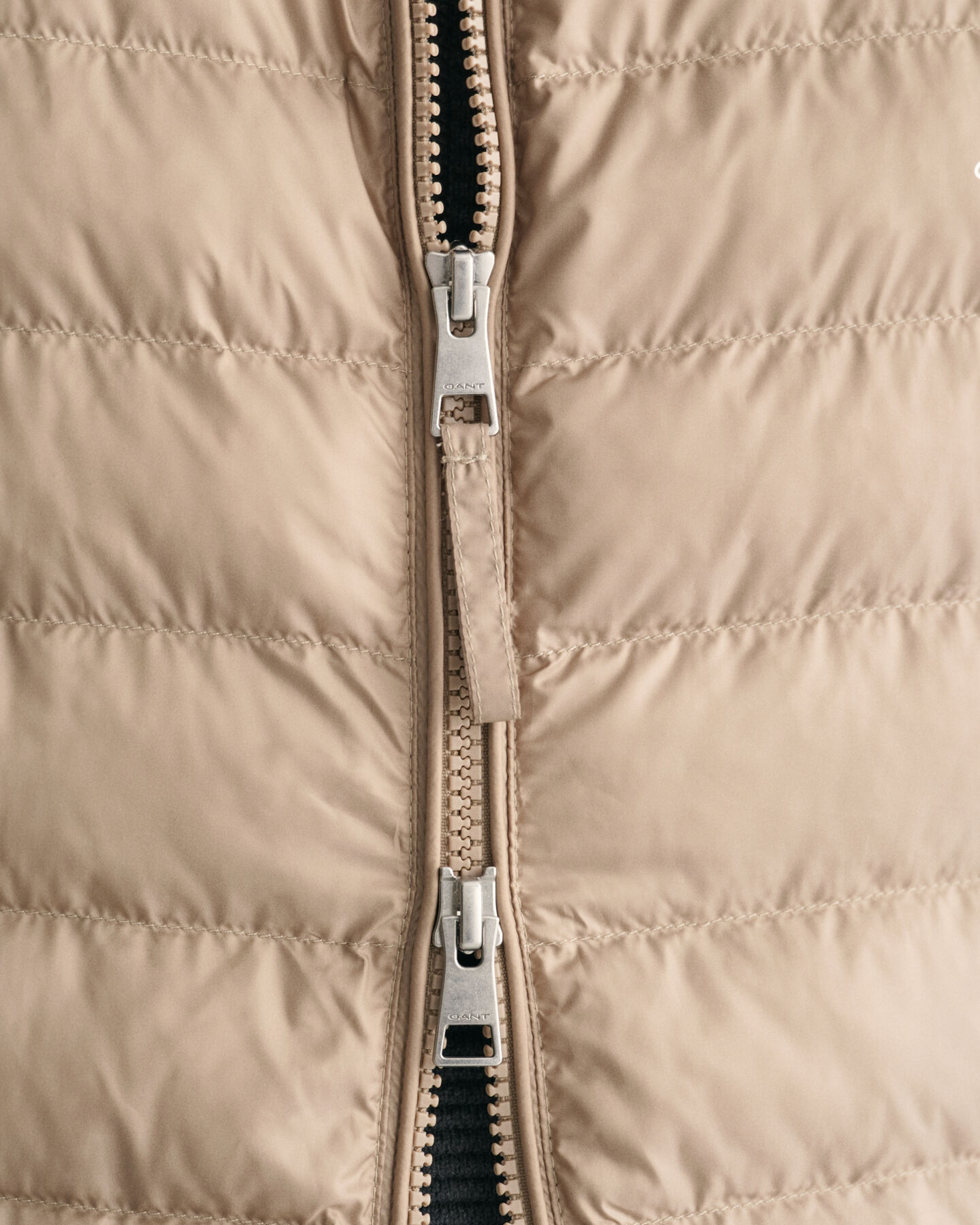 Leichte Steppweste im Bomberstil