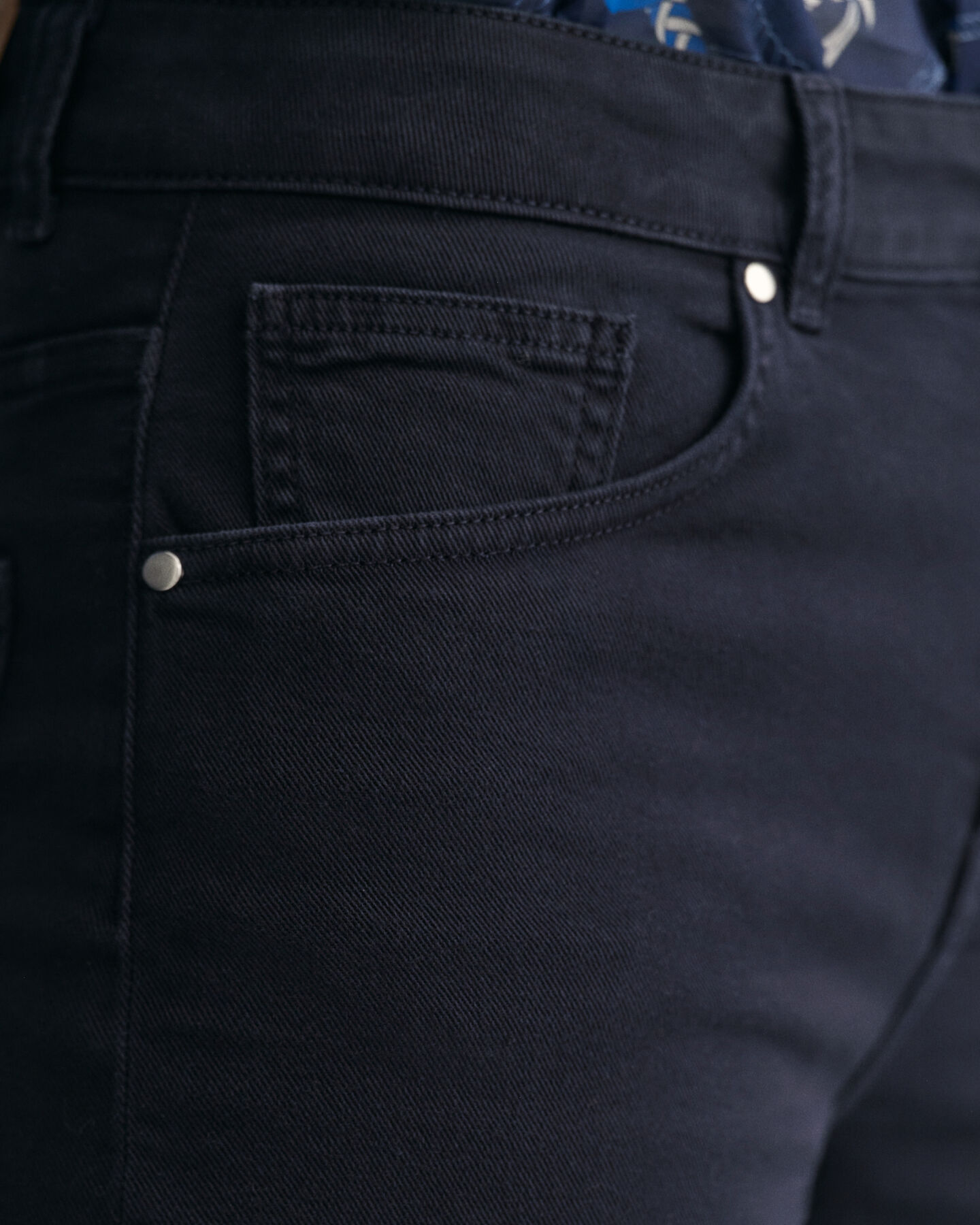 Verkürzte Color Jeans mit weitem Bein