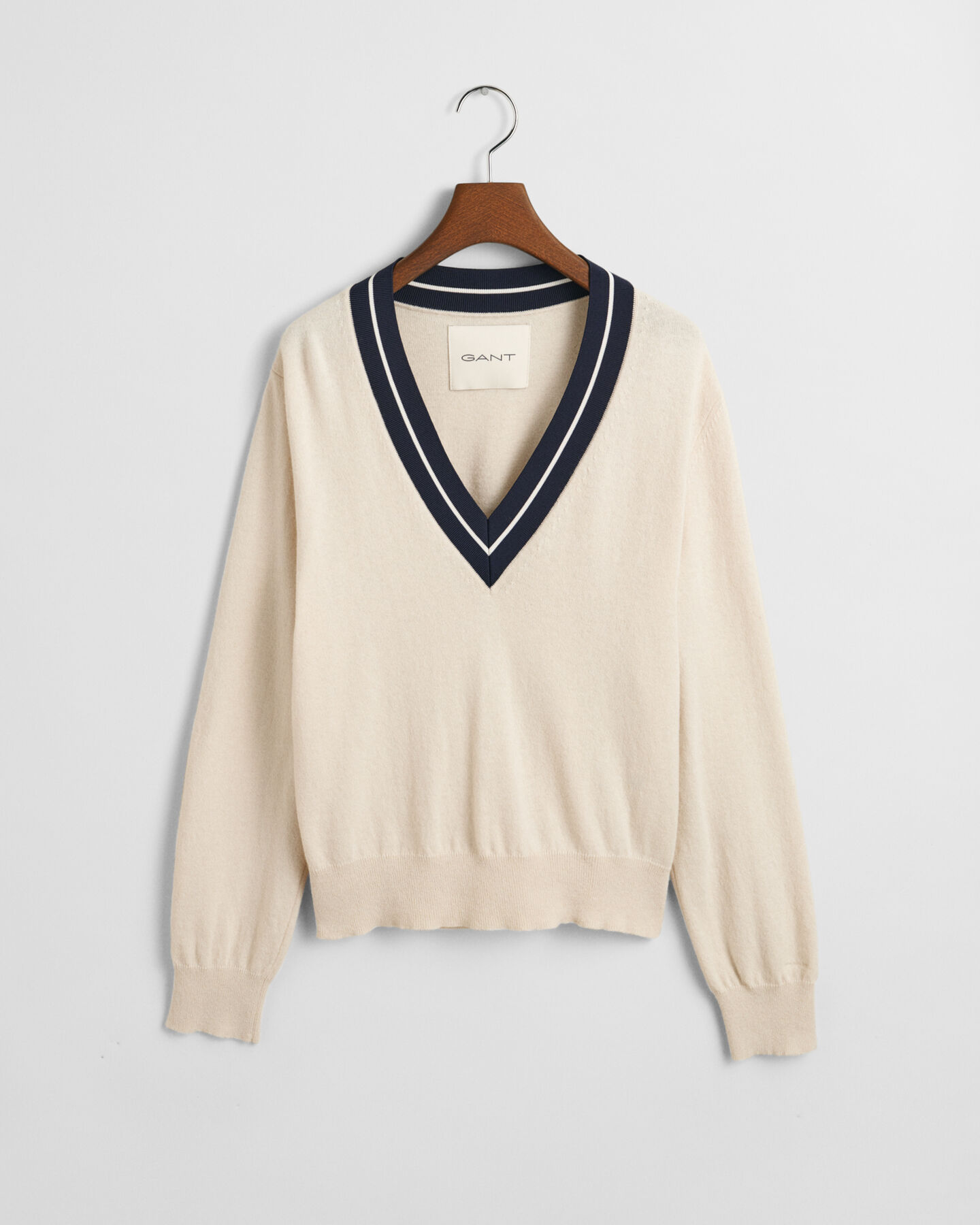 V-Neck Pullover mit Kontrasten