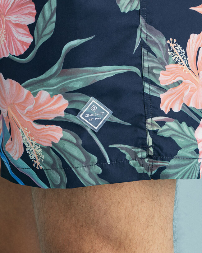 Classic Fit Badeshorts mit tropischem Print