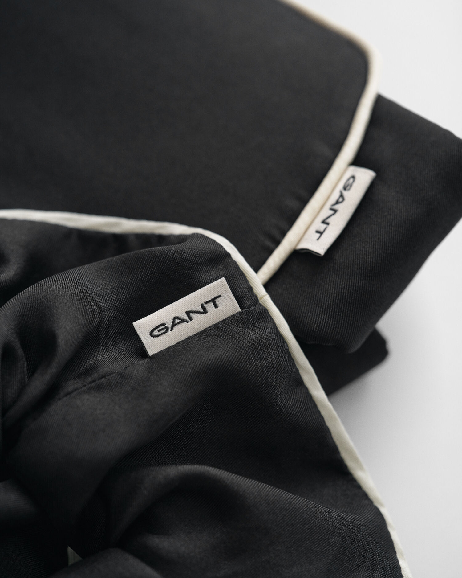 Set regalo con mascherina da notte in seta e fermacoda