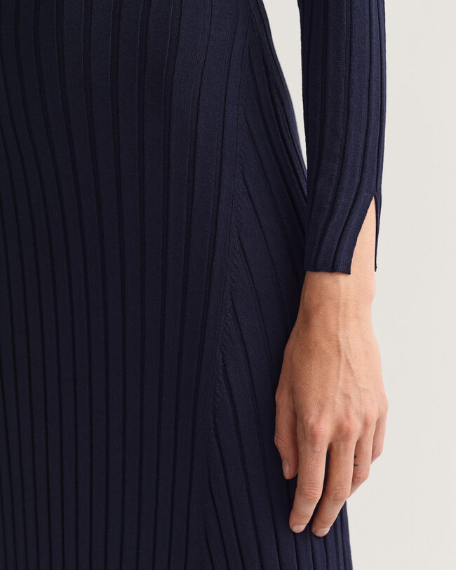 Geripptes Rundhalskleid