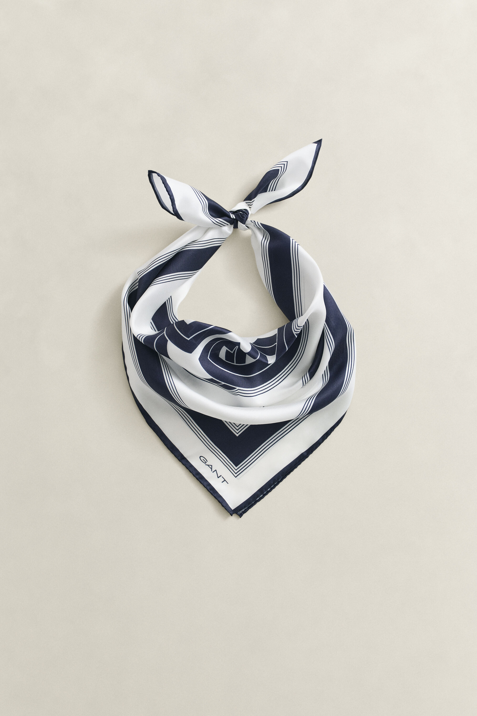 Foulard di seta con monogramma