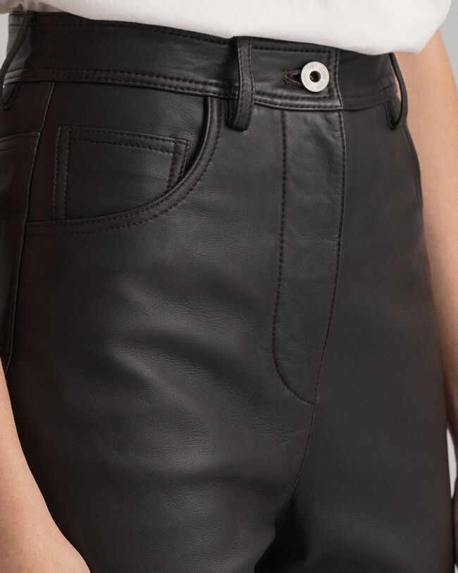 Verkürzte Lederhose mit hohem Bund