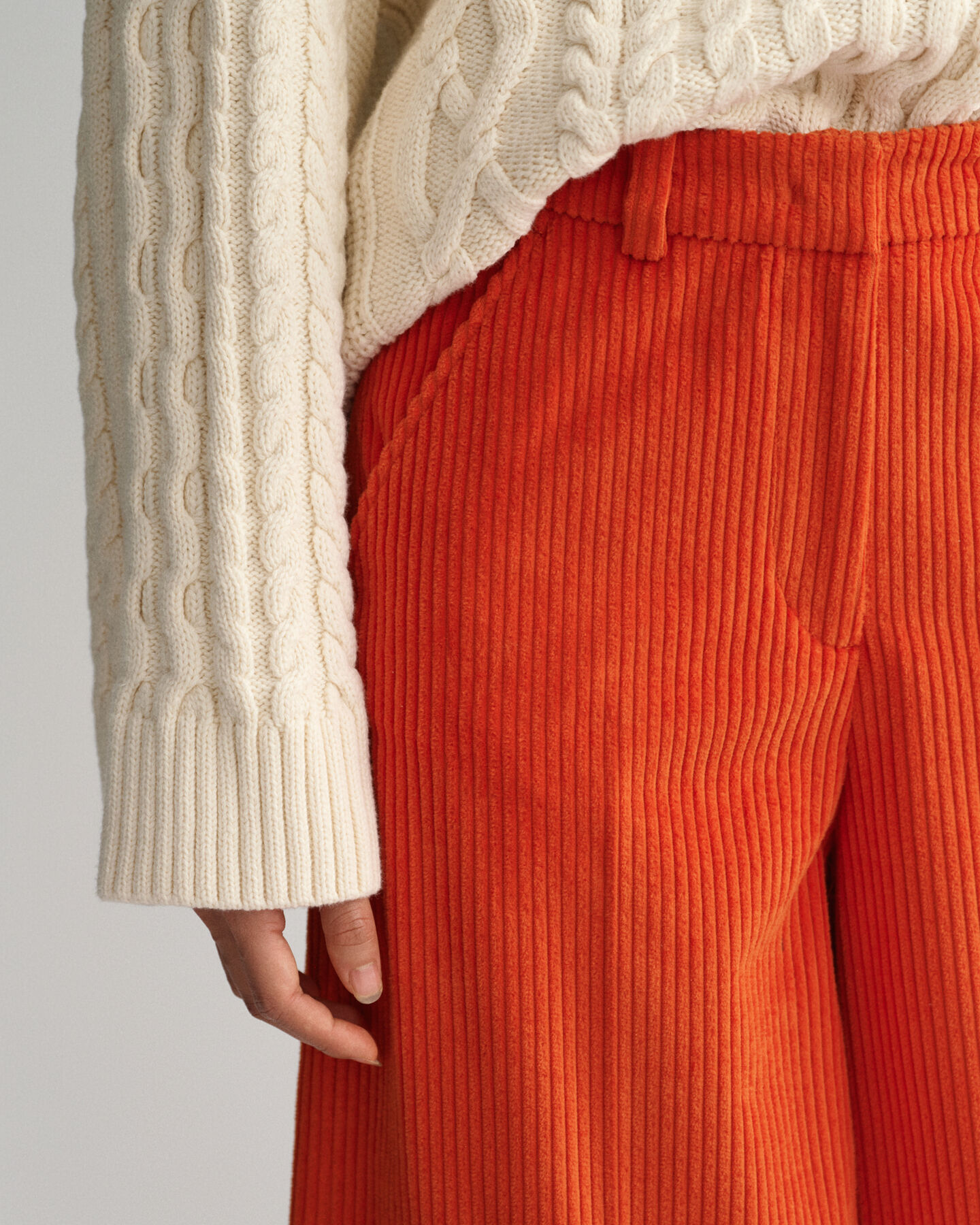 Cordhose mit hohem Bund und weitem Bein