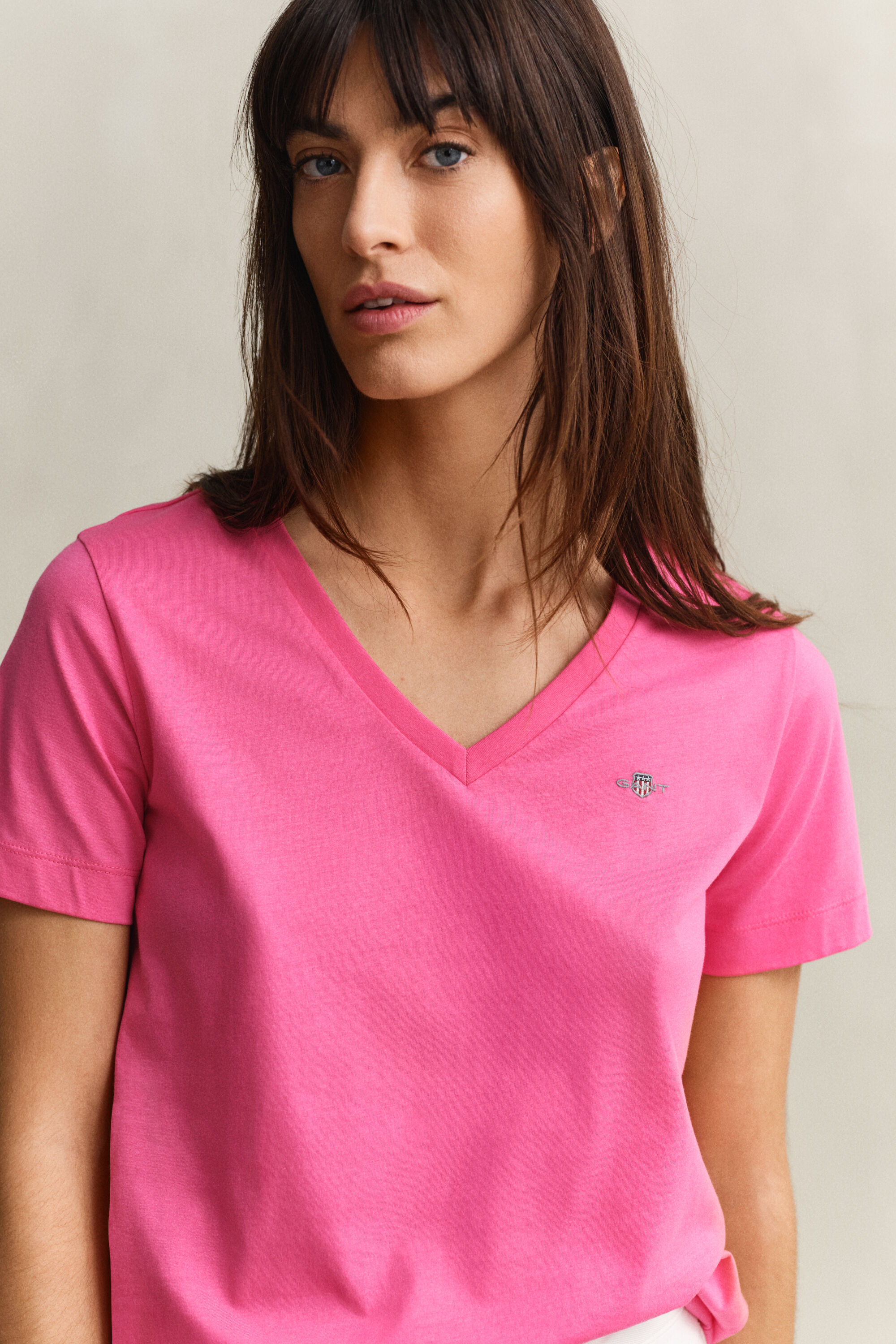 T-shirt Shield con scollo a V