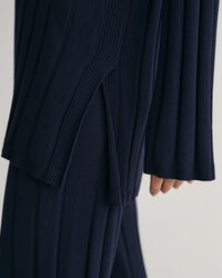 Rippstrickpullover mit offenem Kragen