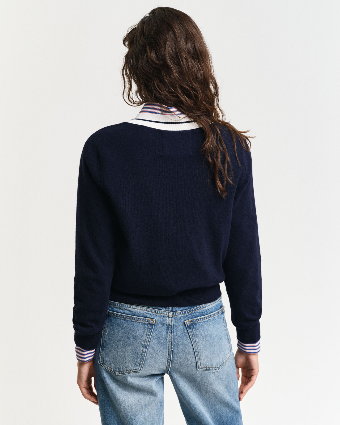 V-Neck Pullover mit Kontrasten