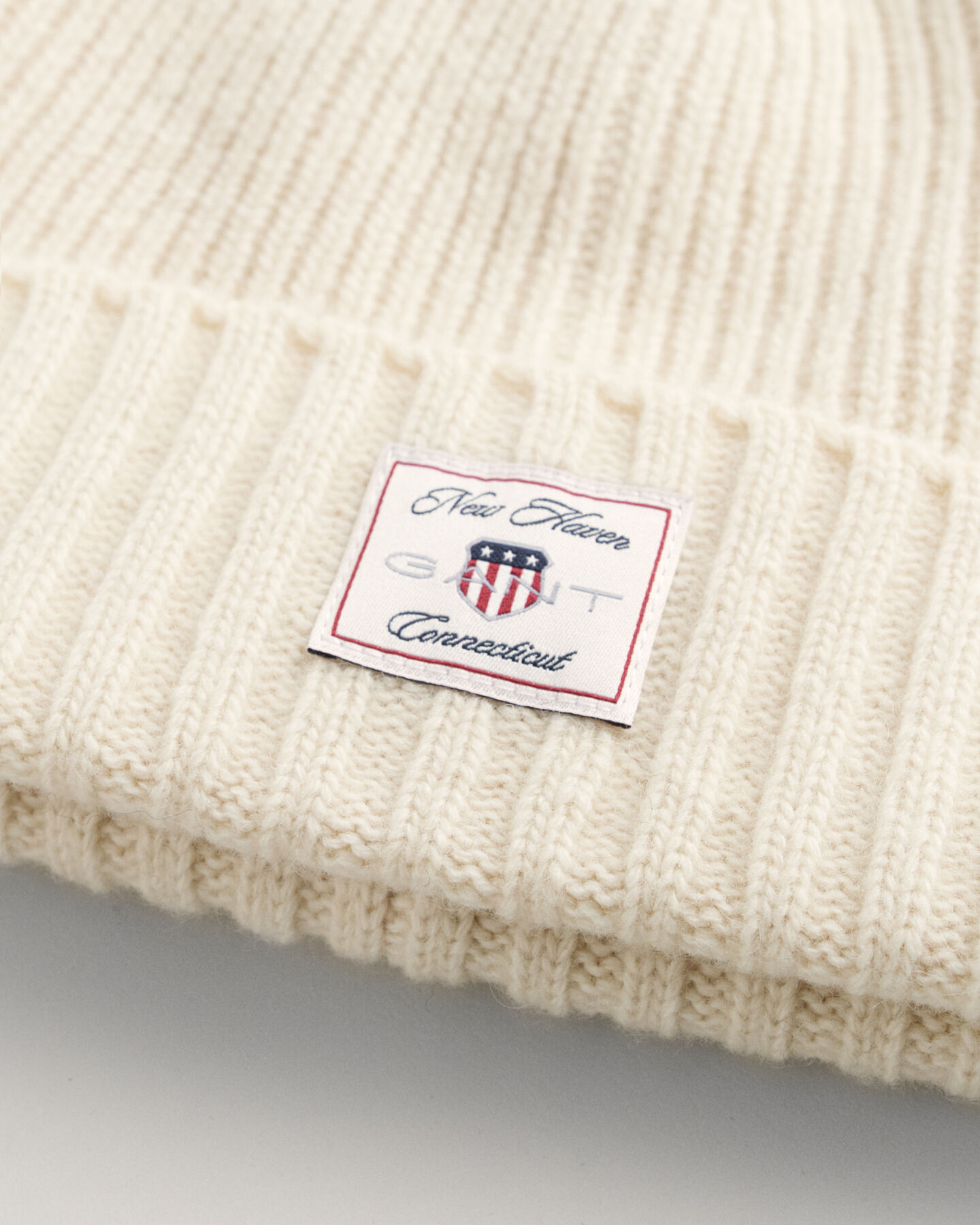 Beanie und Schal aus Wolle im Geschenkset