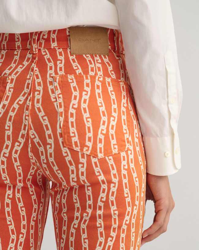 Verk&uuml;rzte Jeans mit Kettenprint