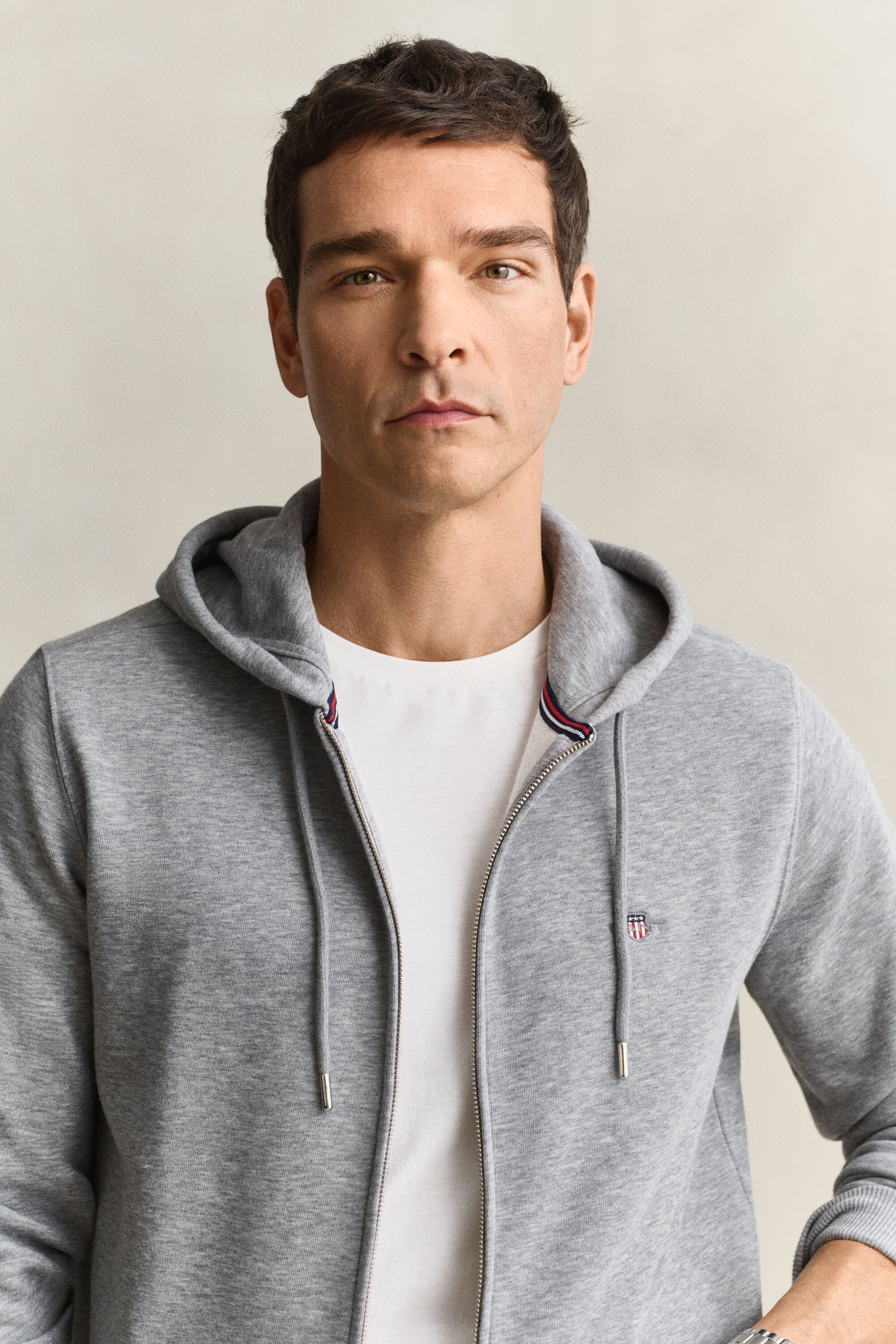 Sweat à capuche zippé avec écusson