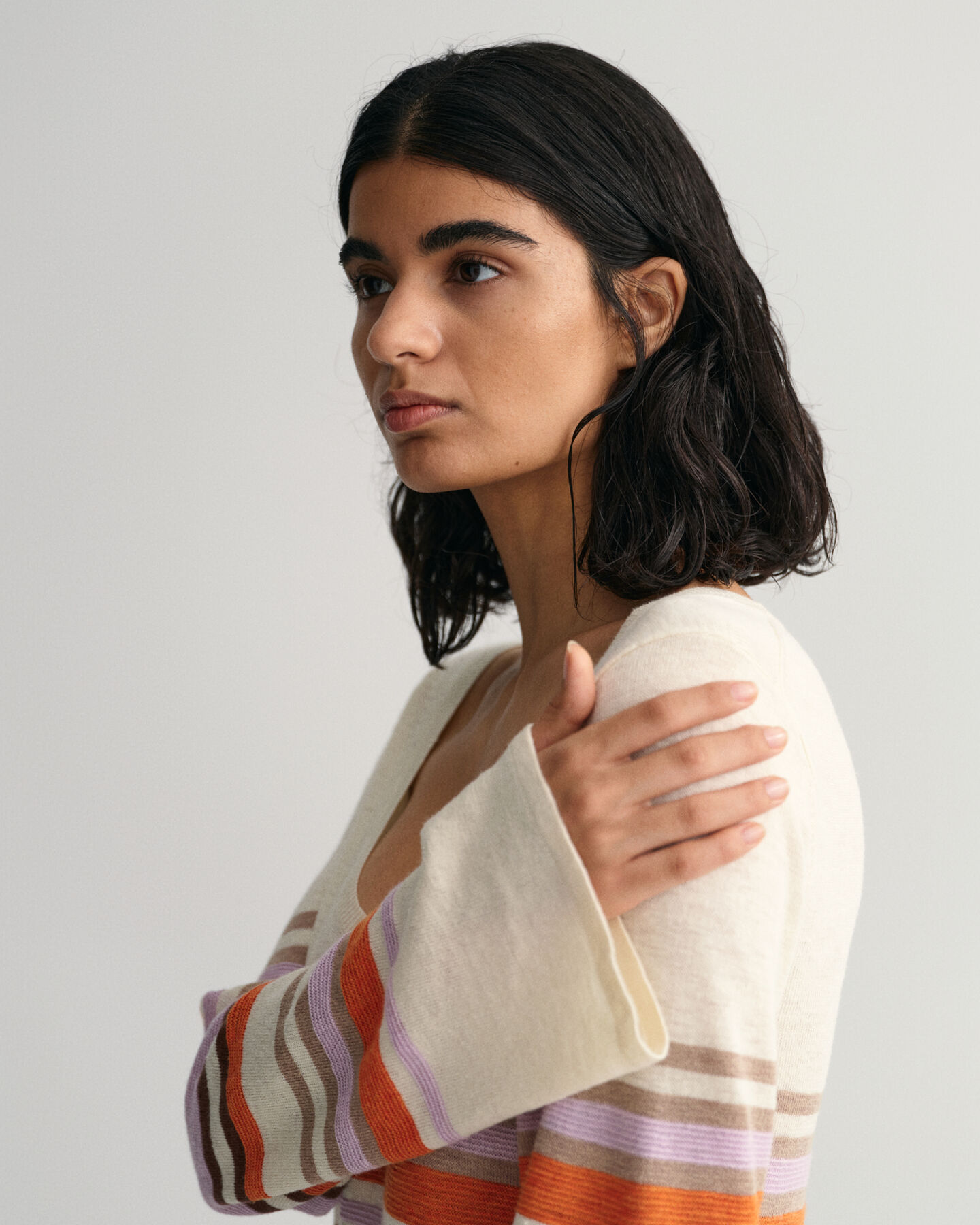 Mehrfarbig gestreiftes Rundhalskleid