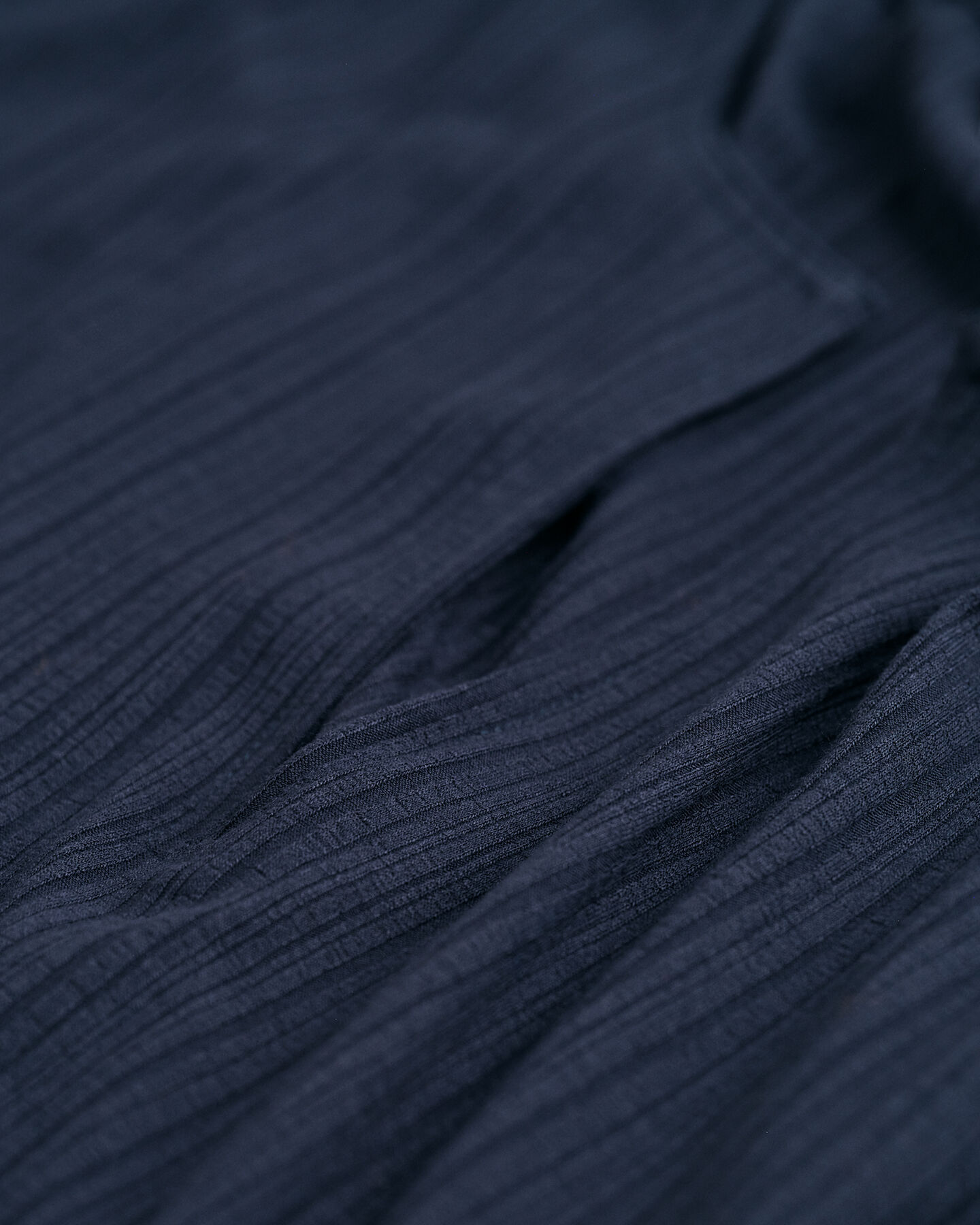 &Auml;rmelloses Kleid mit Detail am Ausschnitt