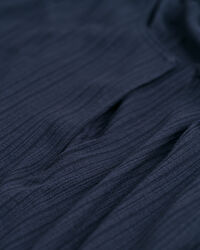 &Auml;rmelloses Kleid mit Detail am Ausschnitt