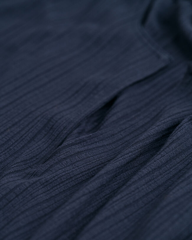 &Auml;rmelloses Kleid mit Detail am Ausschnitt