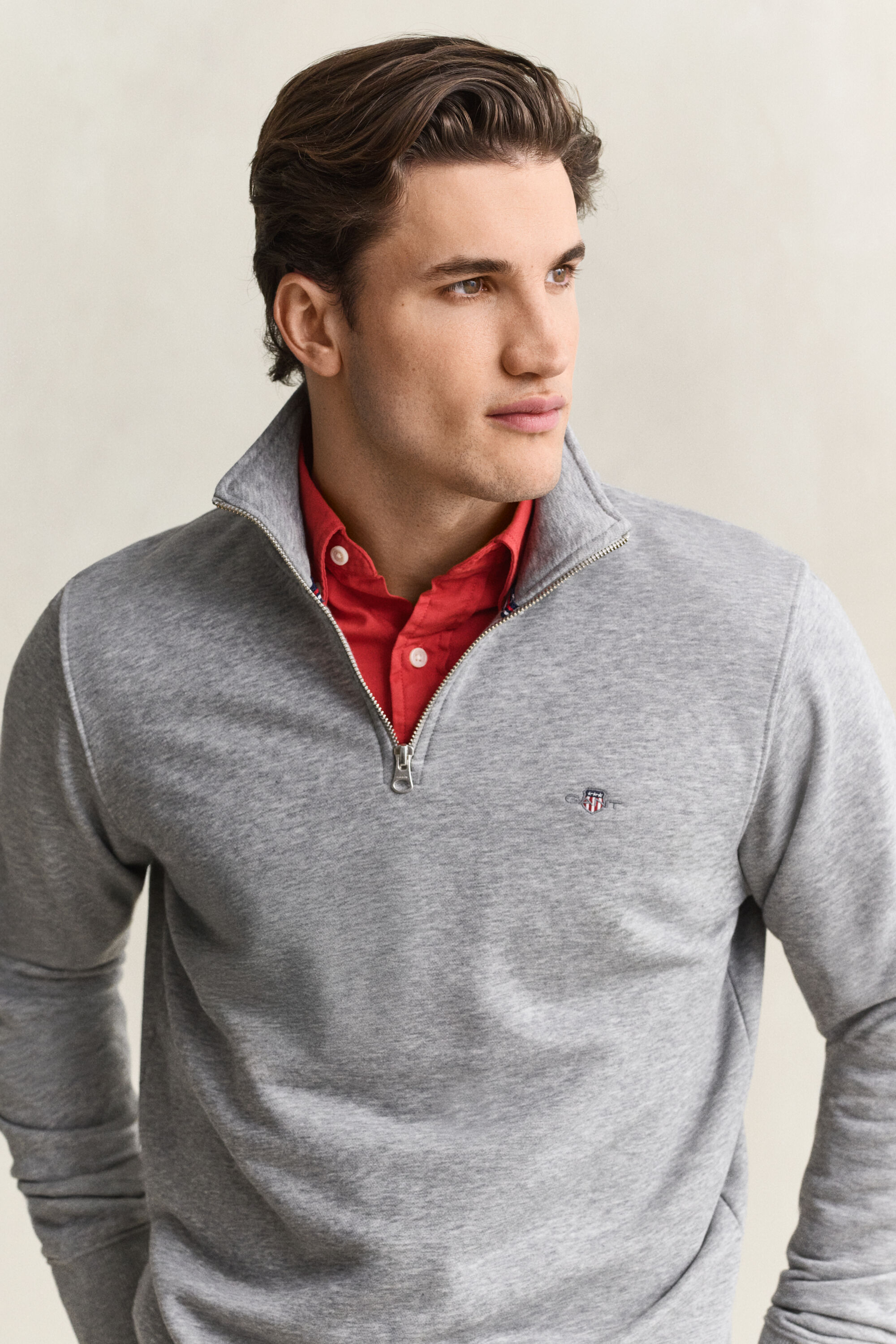 Felpa Shield con zip corta