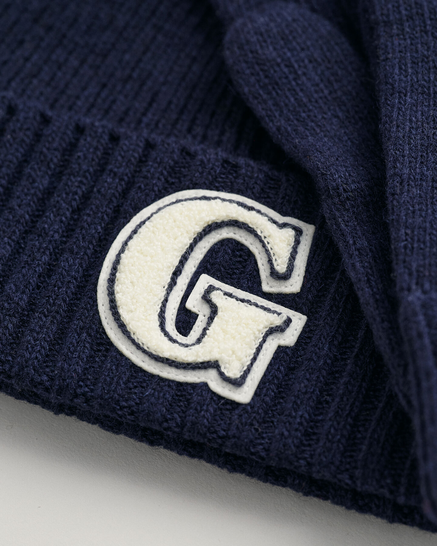 Beanie & Handschuhe mit G-Badge im Geschenkset
