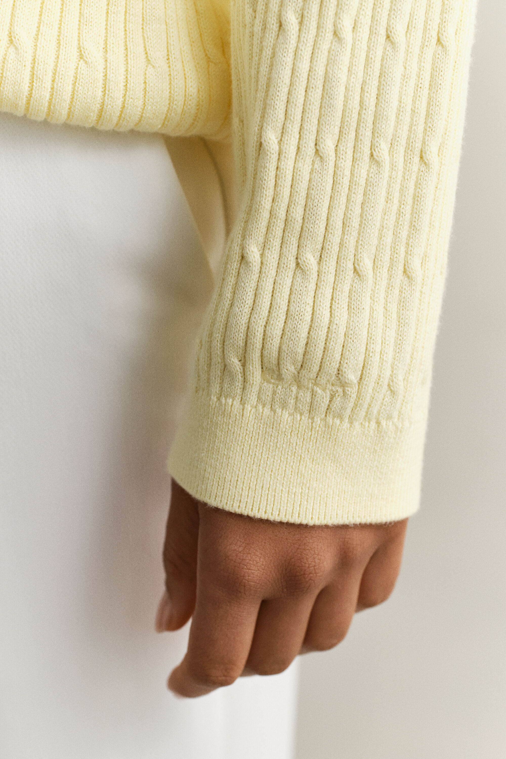 V-Neck Pullover mit Zopfmuster