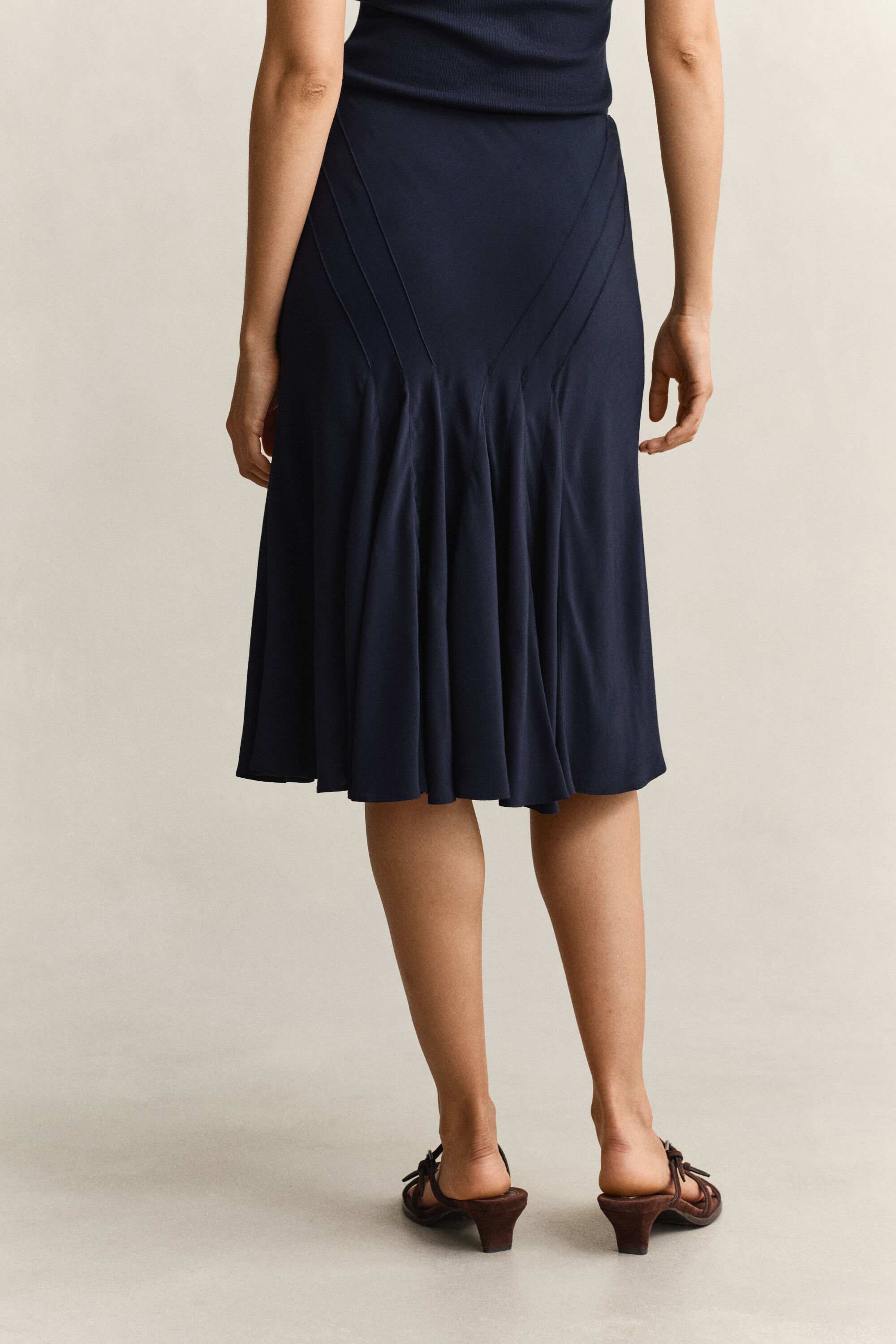 Gonna svasata con taglio sbieco