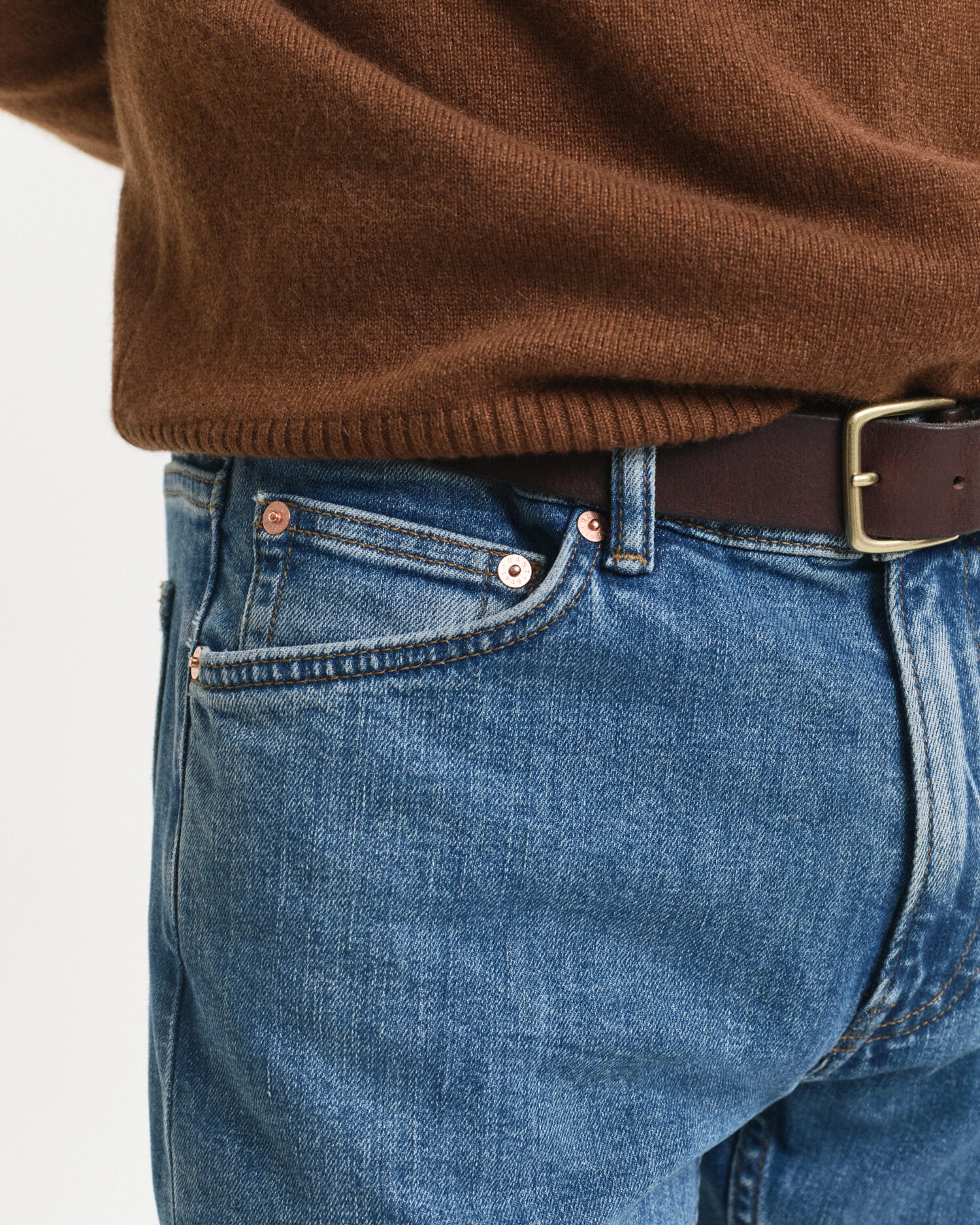 Jeans regular fit con lavaggio uniforme