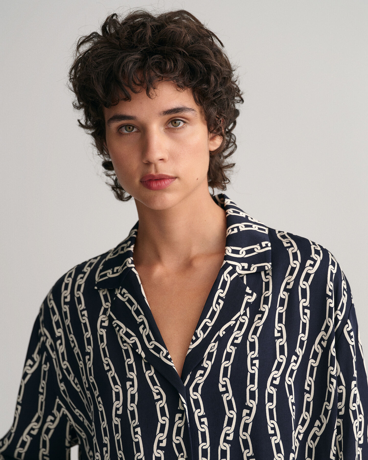 Relaxed Fit Chain Print Bluse im Pyjamastil
