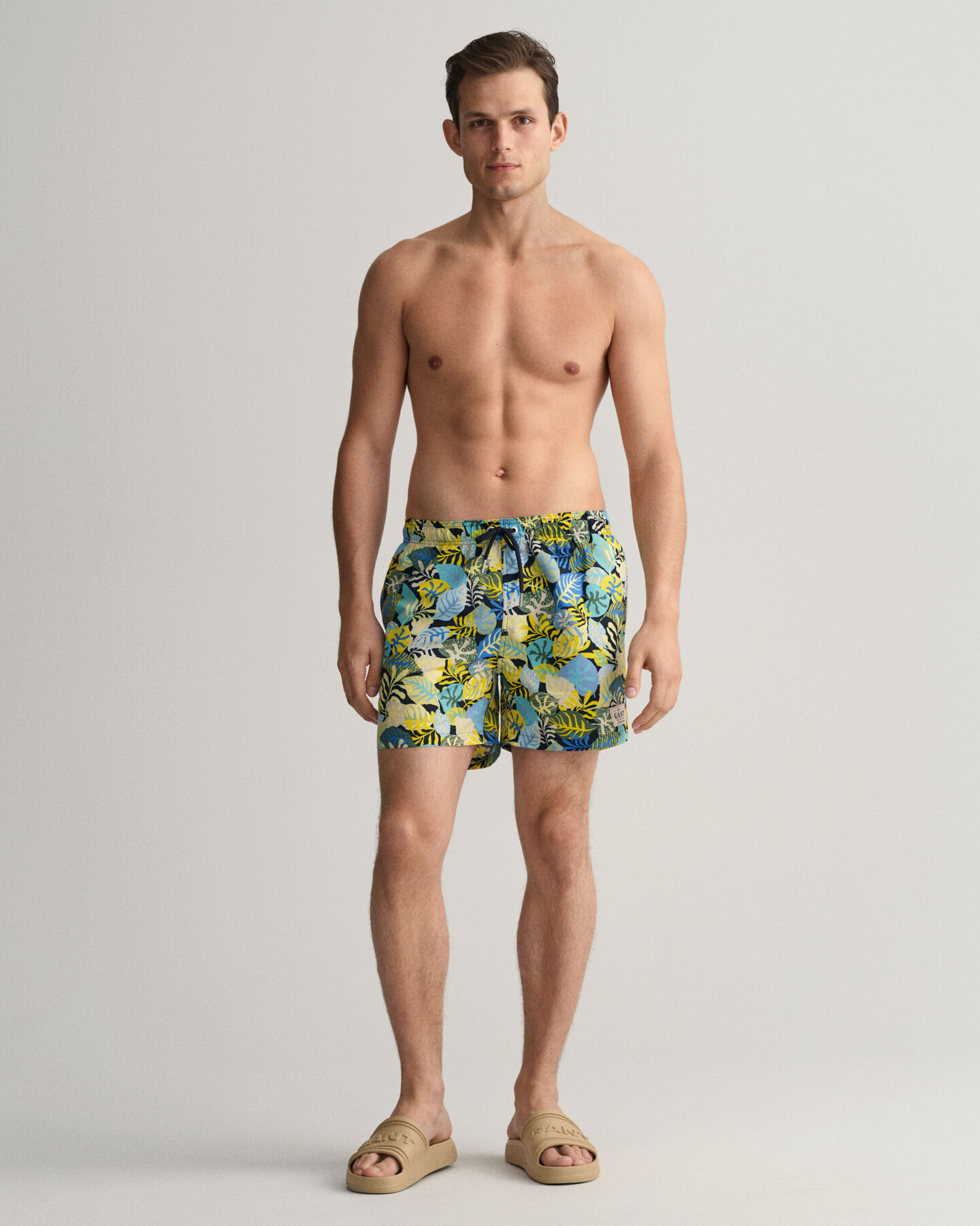 Classic Fit Badeshorts mit tropischem Print