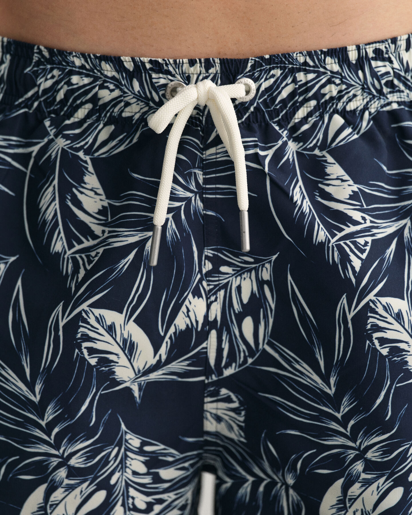 Classic Fit Tropical Leaves Badeshorts mit Print