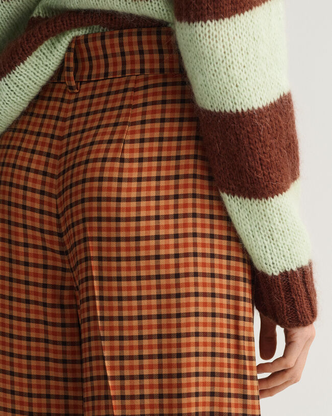 Hohe Karohose mit weitem Bein