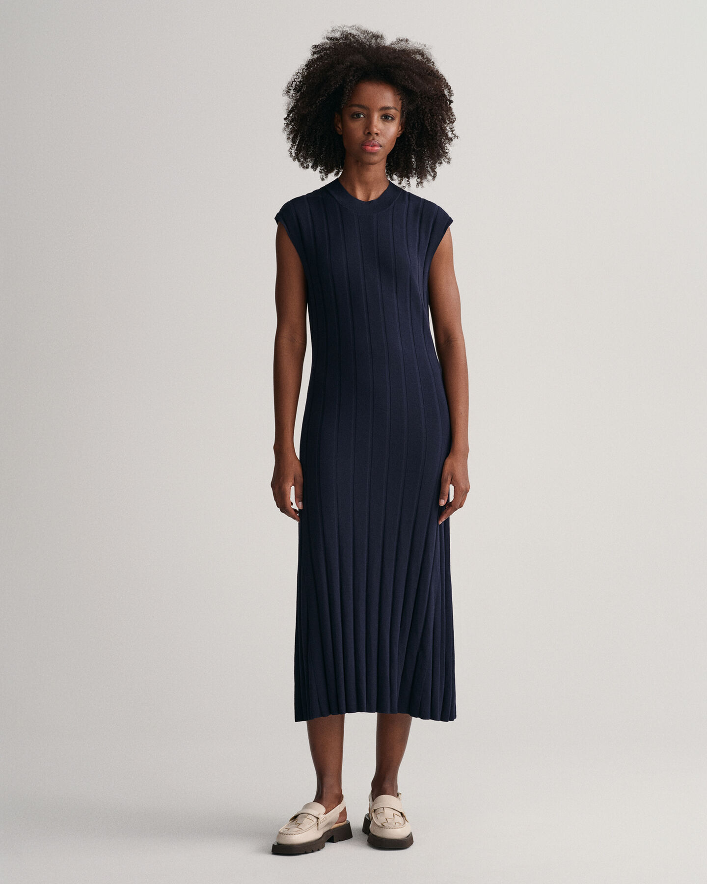 &Auml;rmelloses Rippstrick Rundhalskleid