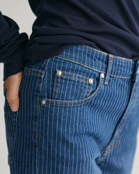 Verkürzte Jeans mit geradem Bein und Streifen