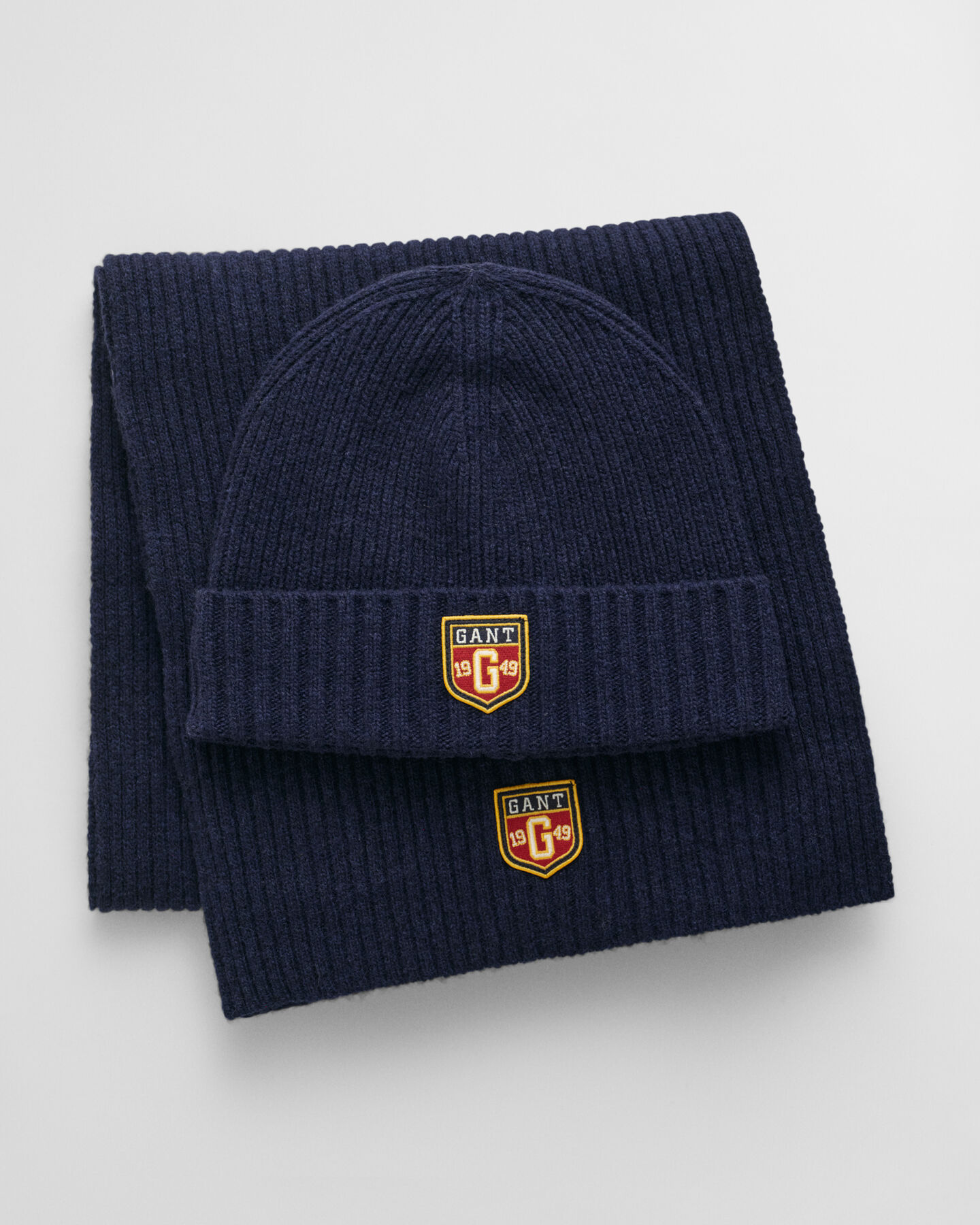 Badge Beanie und Schal aus Wolle im Geschenkset