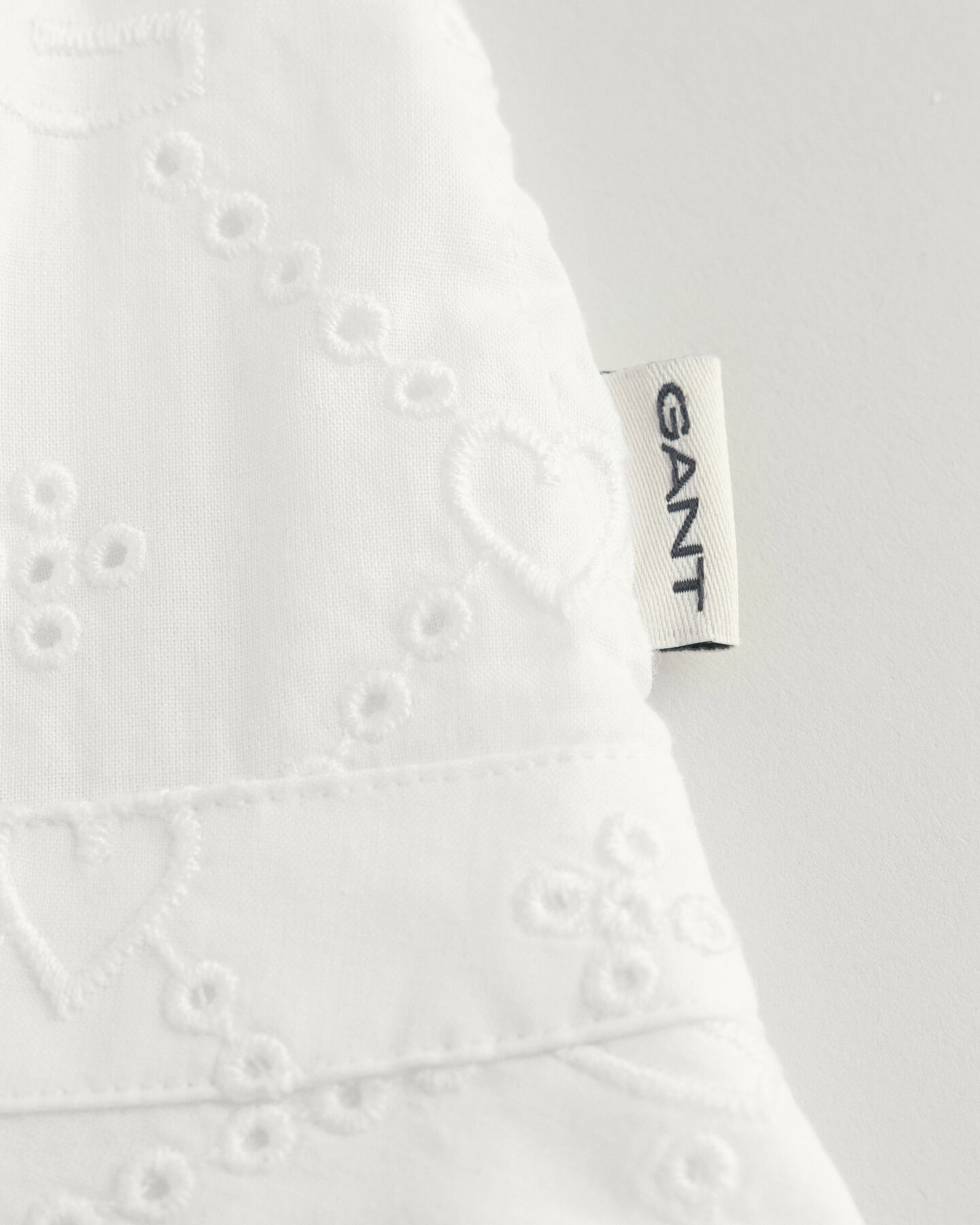 Baby Sonnenhut mit Lochstickerei