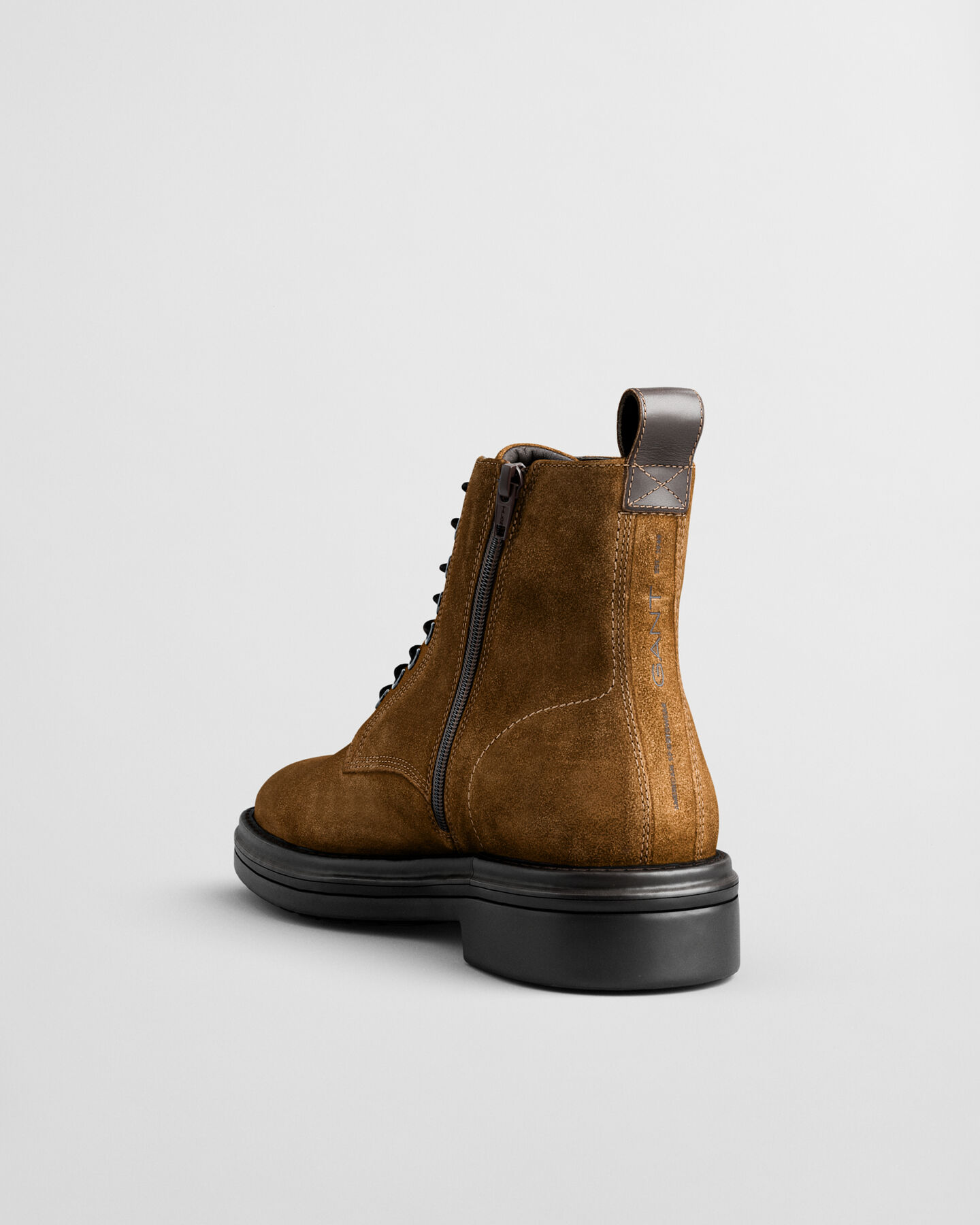 Mittelhoher Boggar Stiefel aus Veloursleder