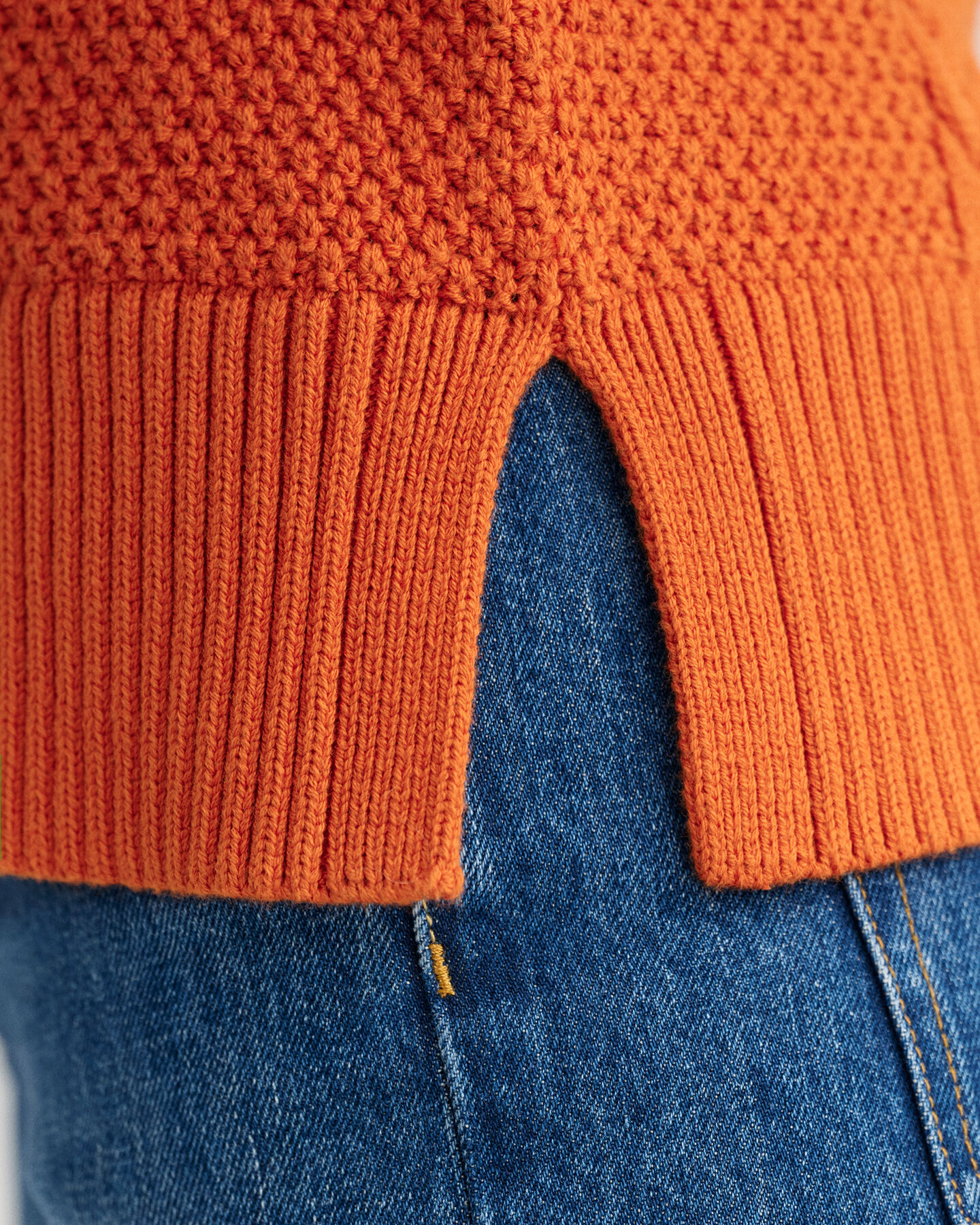 Rundhalspullover mit Zopfmuster