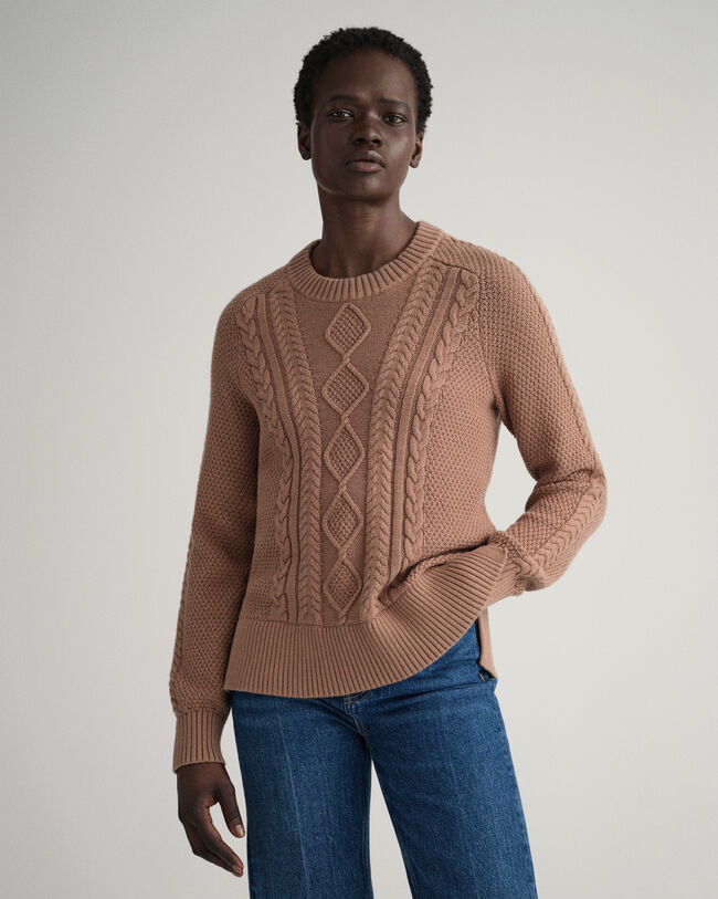 Rundhalspullover mit Zopfmuster