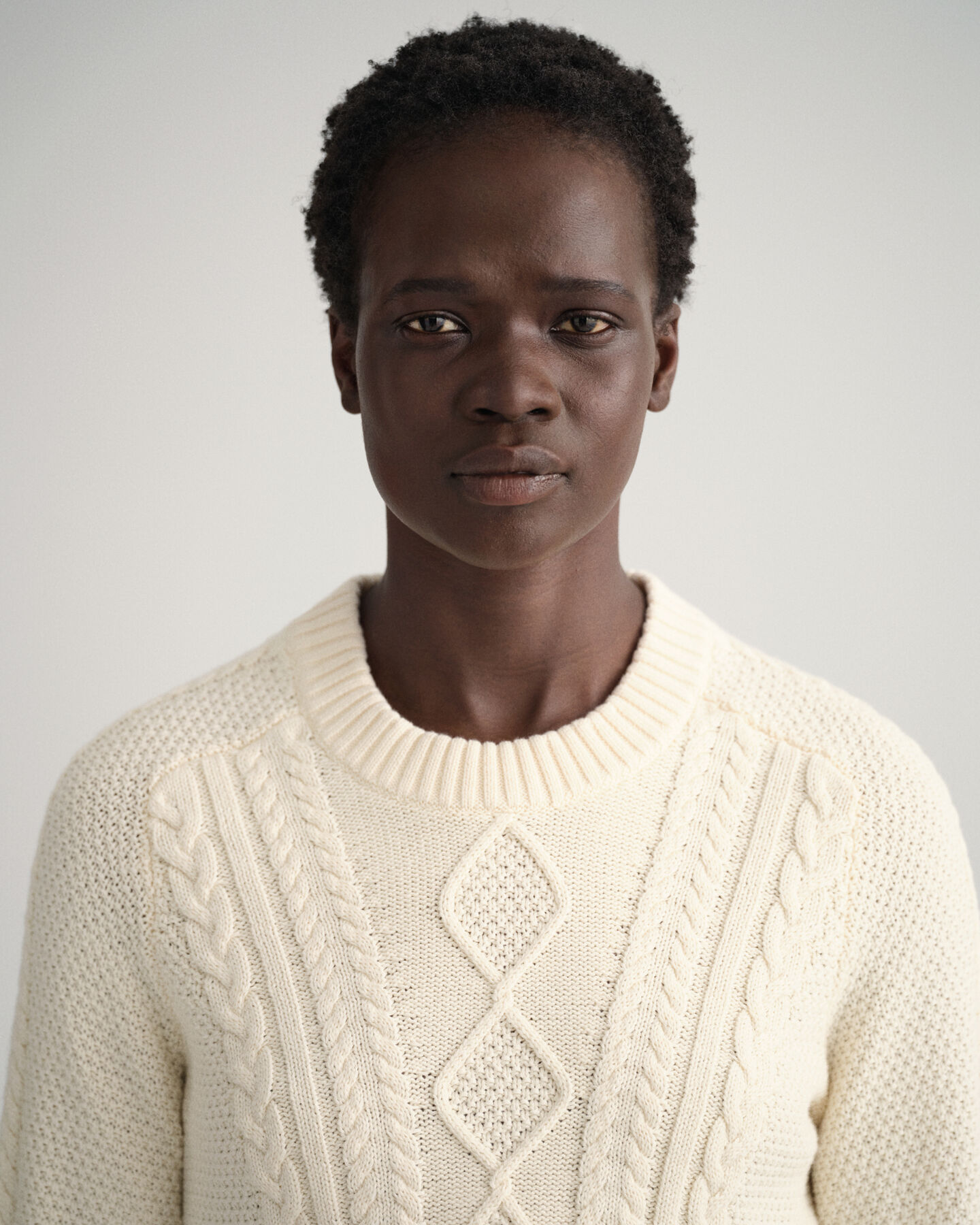 Rundhalspullover mit Zopfmuster