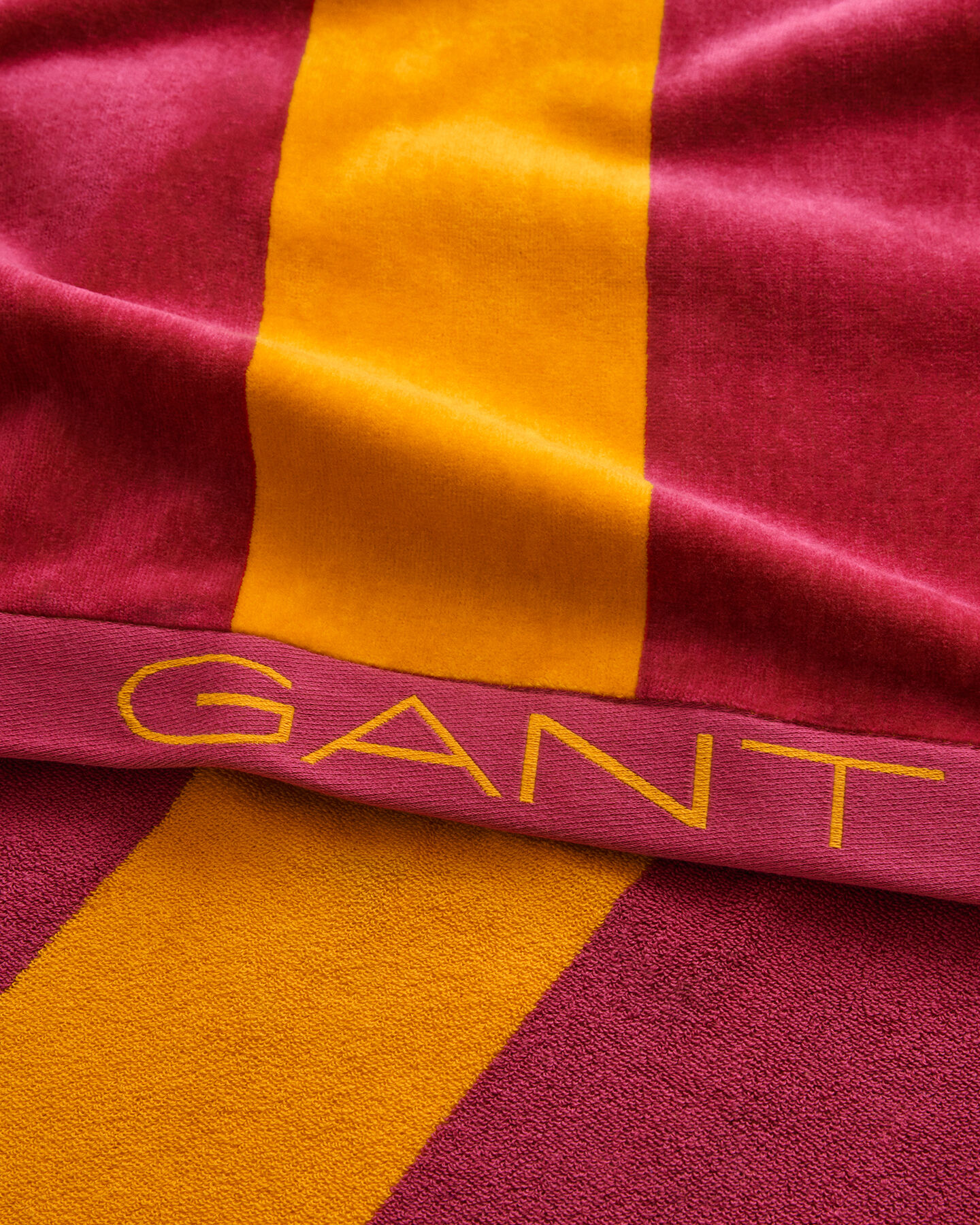 Strandtuch mit markanten Streifen