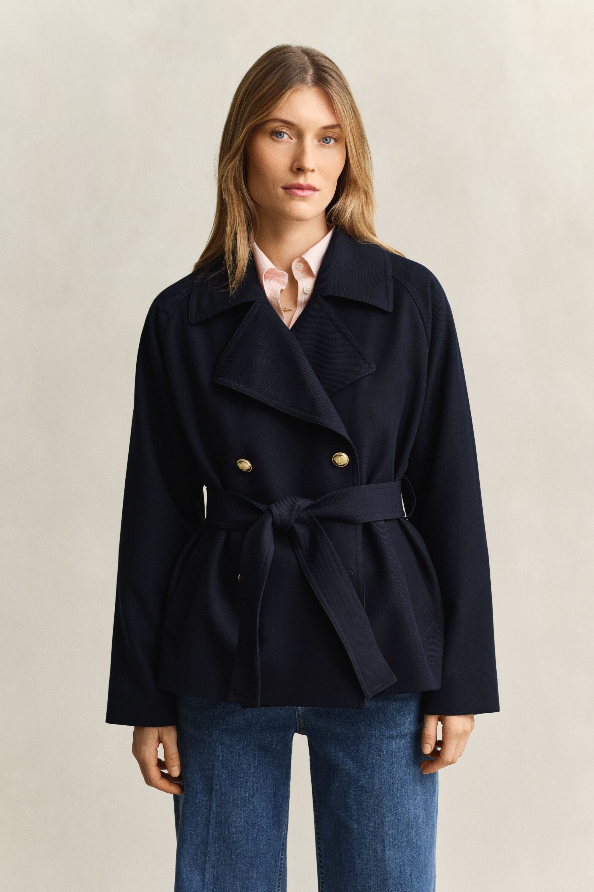 Trench-coat court