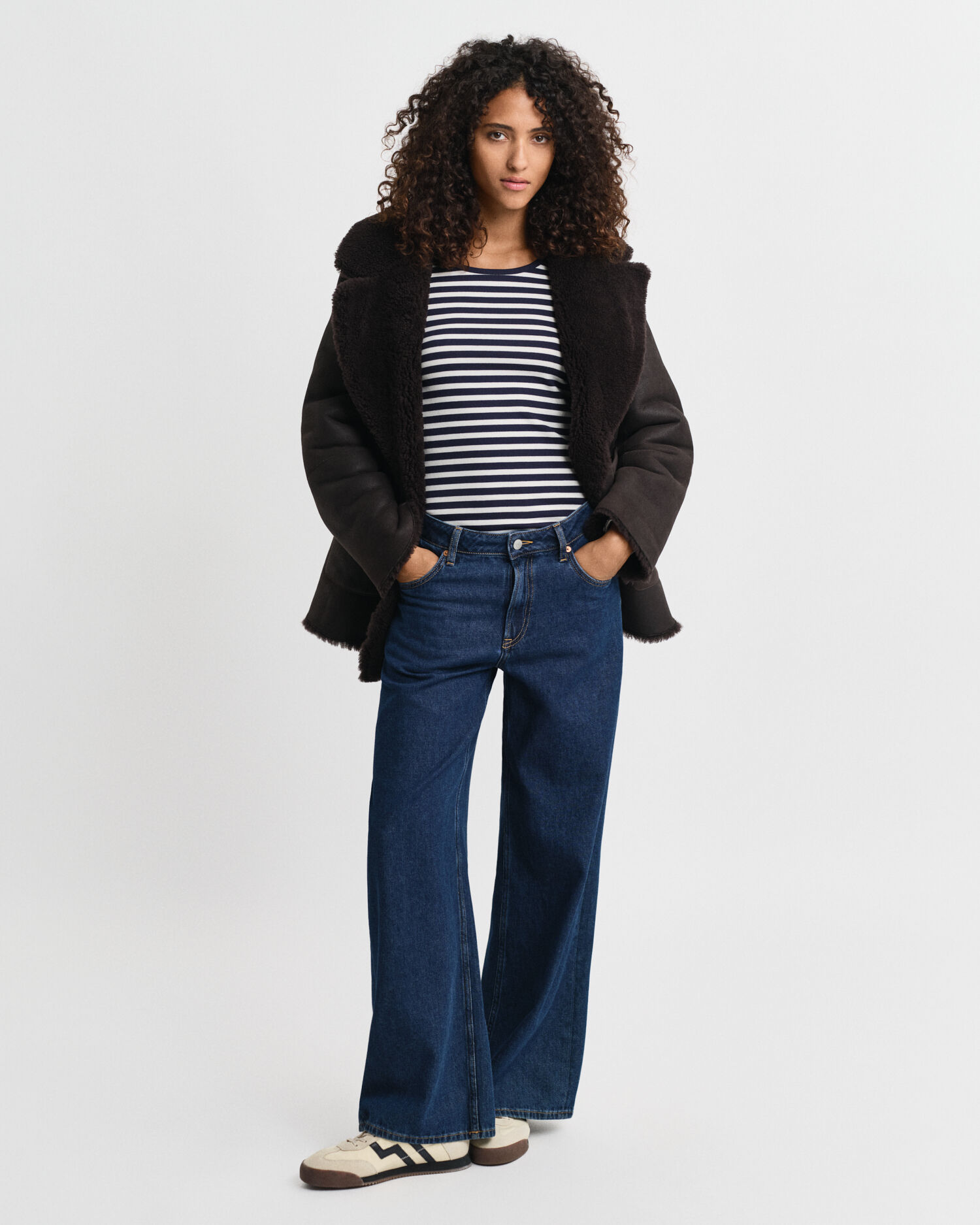 T-shirt a maniche lunghe a coste a righe