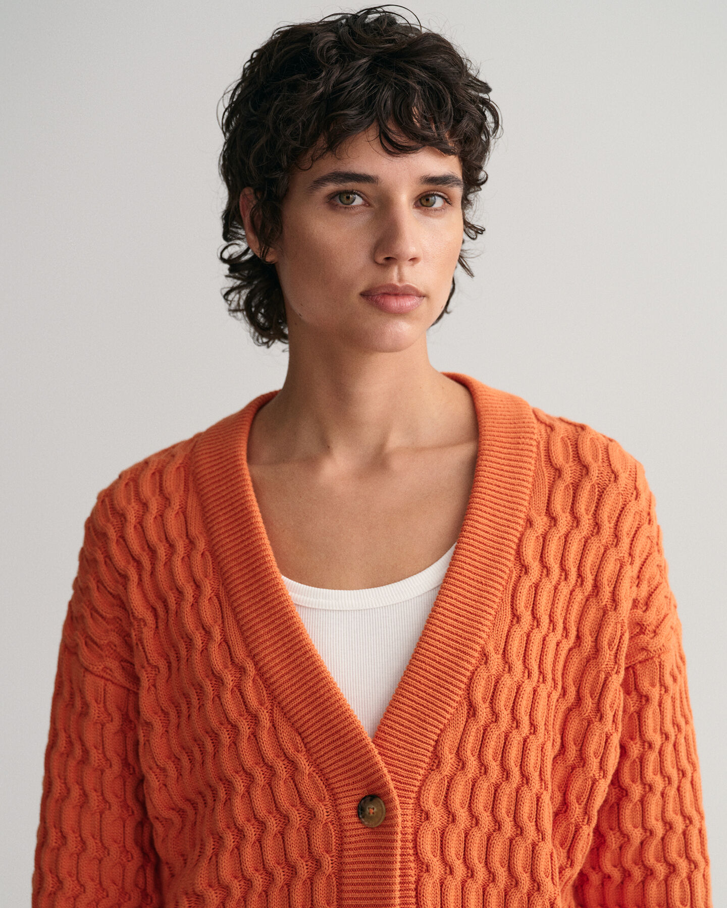 Textured V-Neck Strickjacke aus Baumwolle