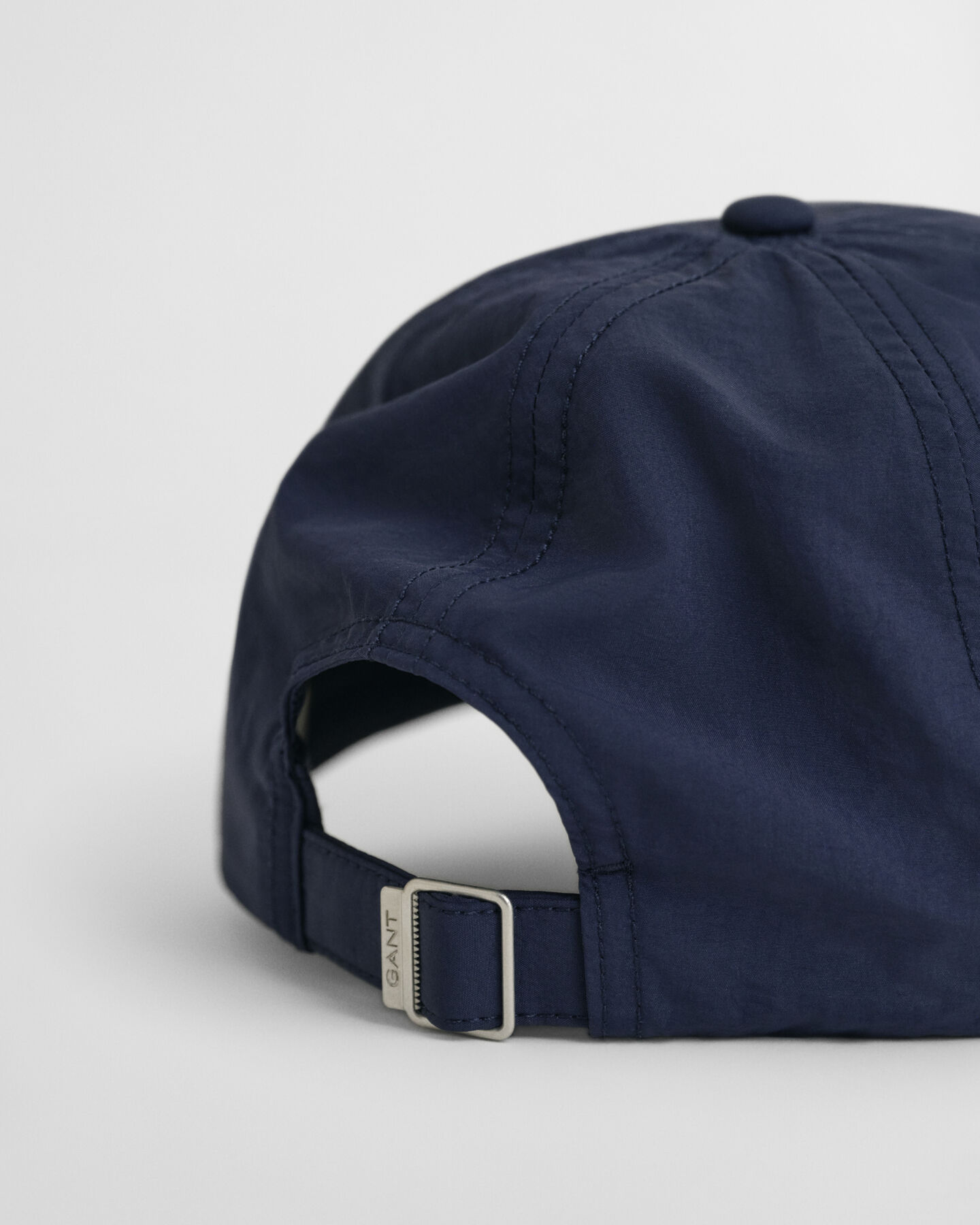 Cap in Crinkle-Optik mit kleiner Grafik