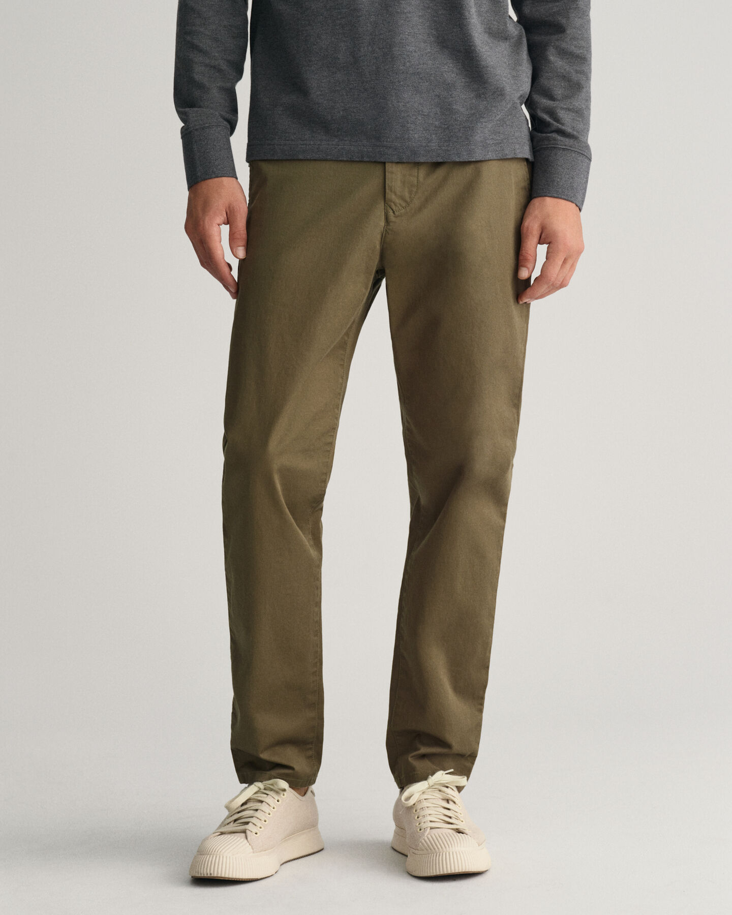 Schmal zulaufende Twill Chinohose