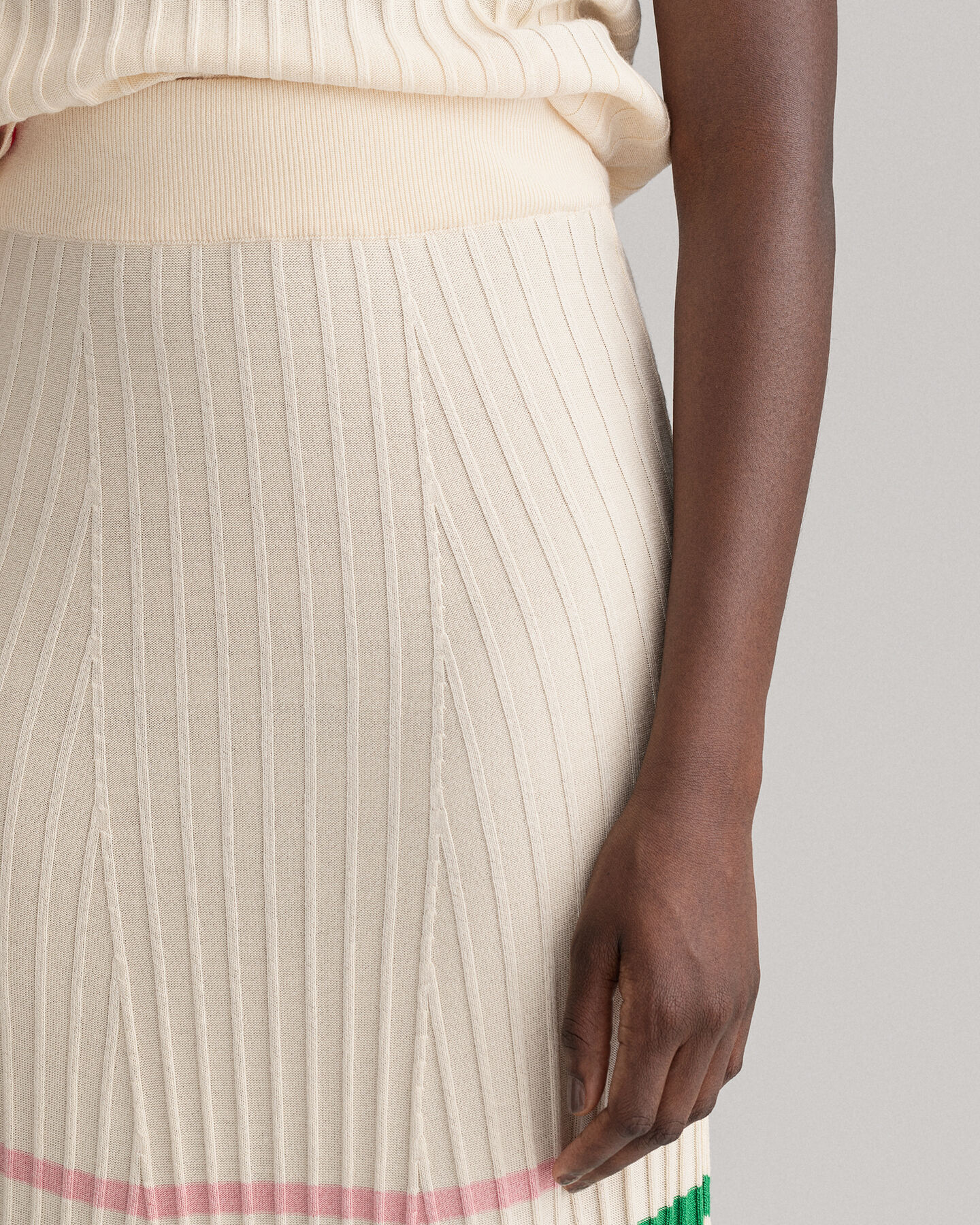 Rippstrick-Rock mit Streifen