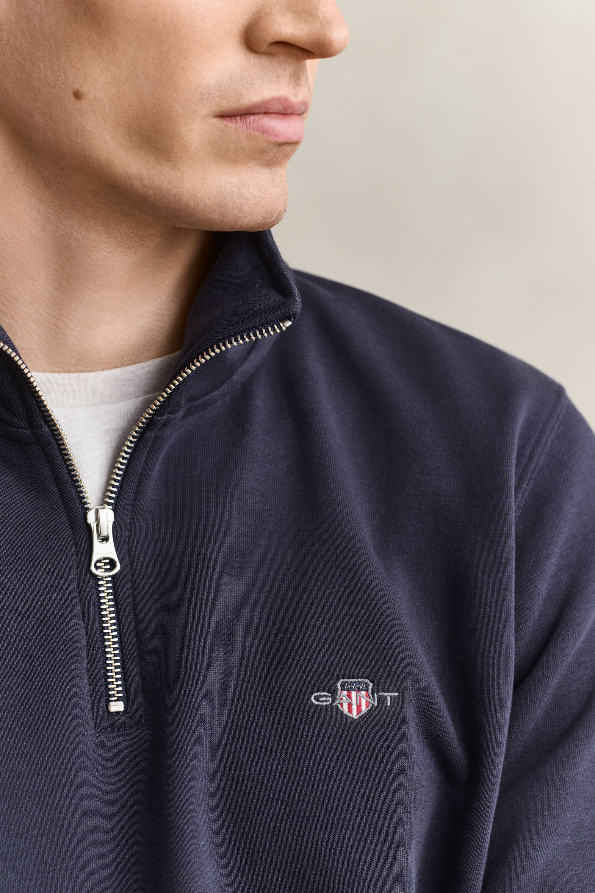 Sweat-shirt à demi-zip avec écusson